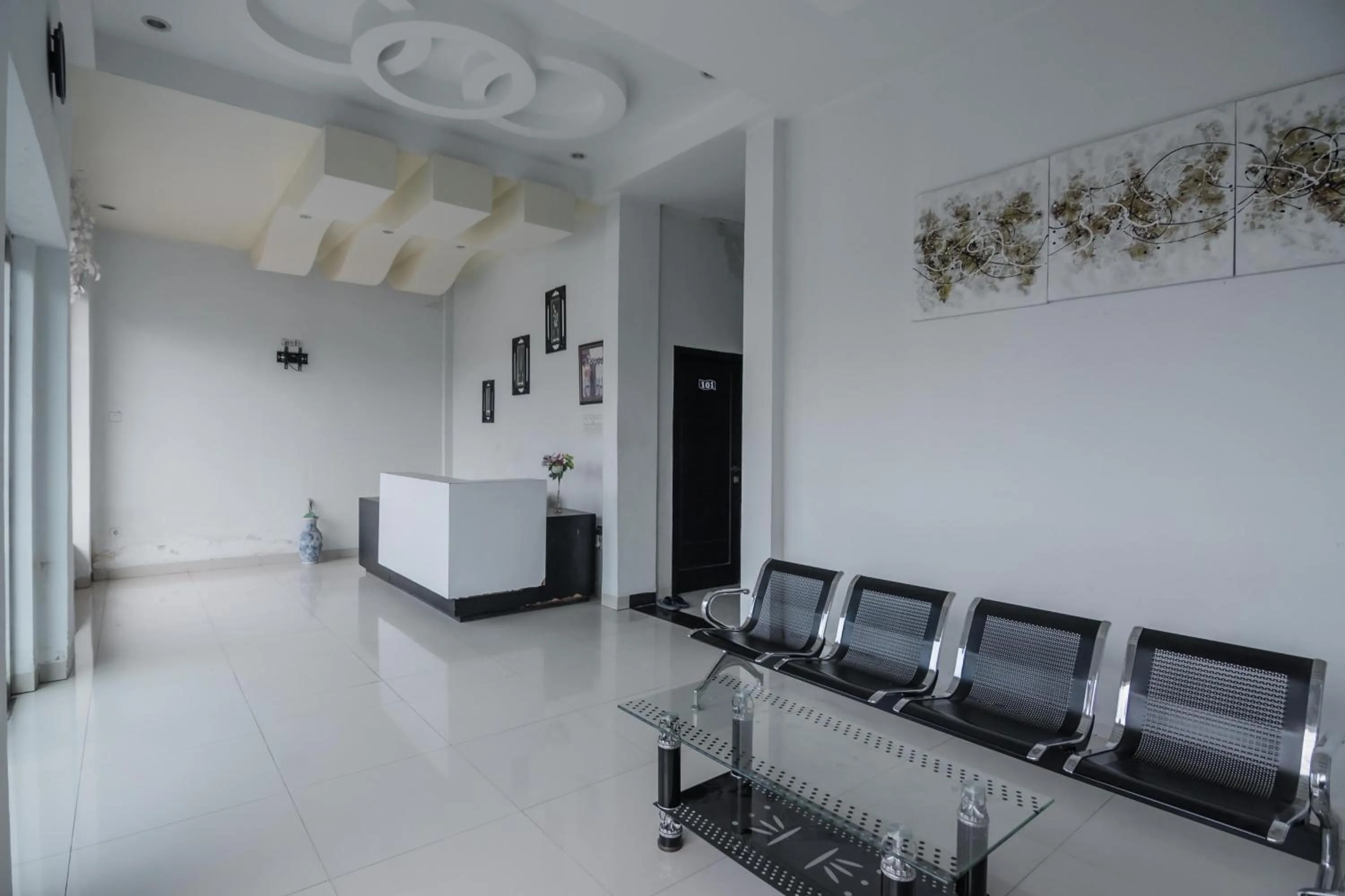 Lobby or reception in RedDoorz Syariah near Jamtos Jambi