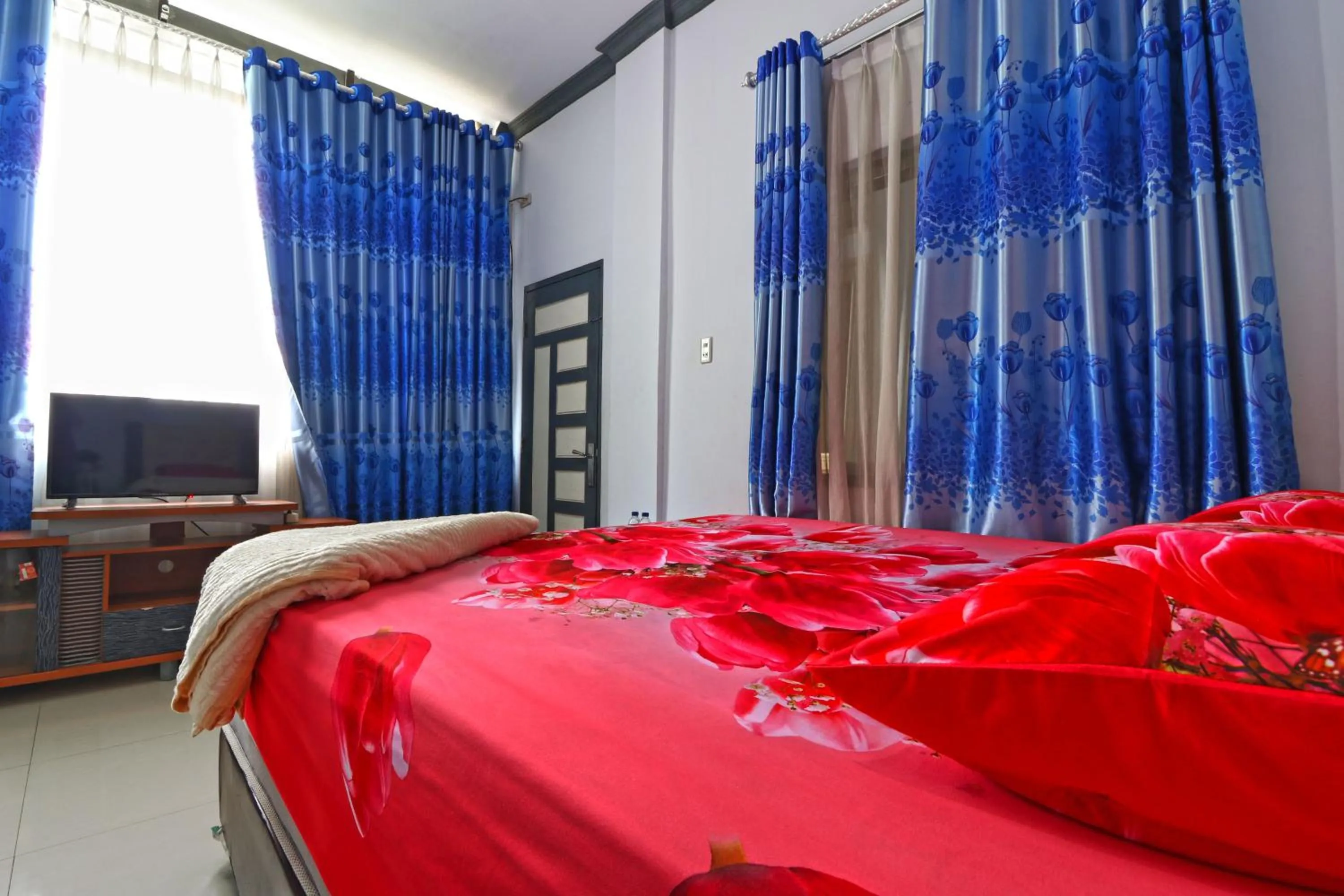 Communal lounge/ TV room, Bed in Wisma Barokah