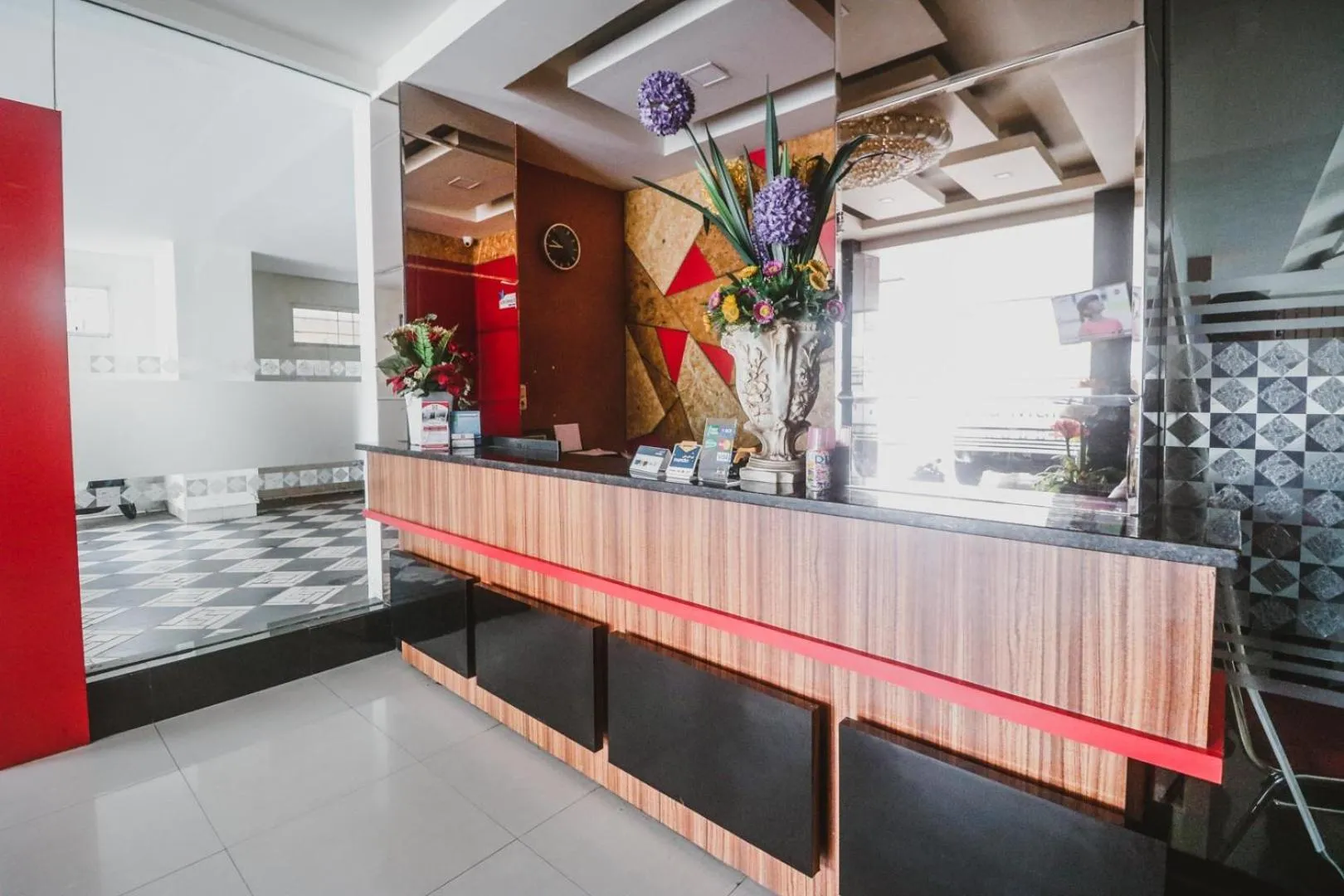 Lobby or reception in RedDoorz Plus near Universitas Negeri Makassar