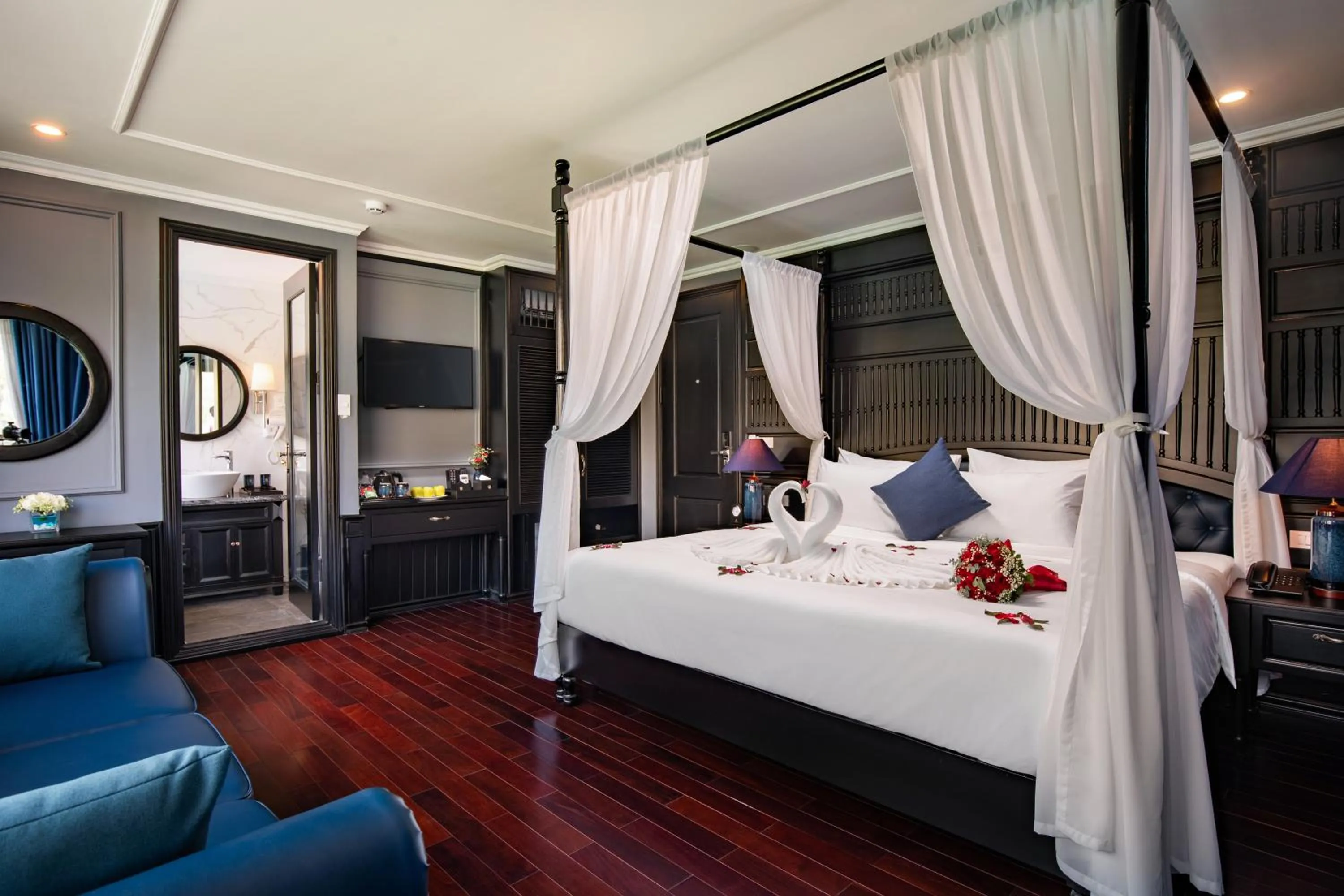 Photo of the whole room, Bed in Rosy Cruises