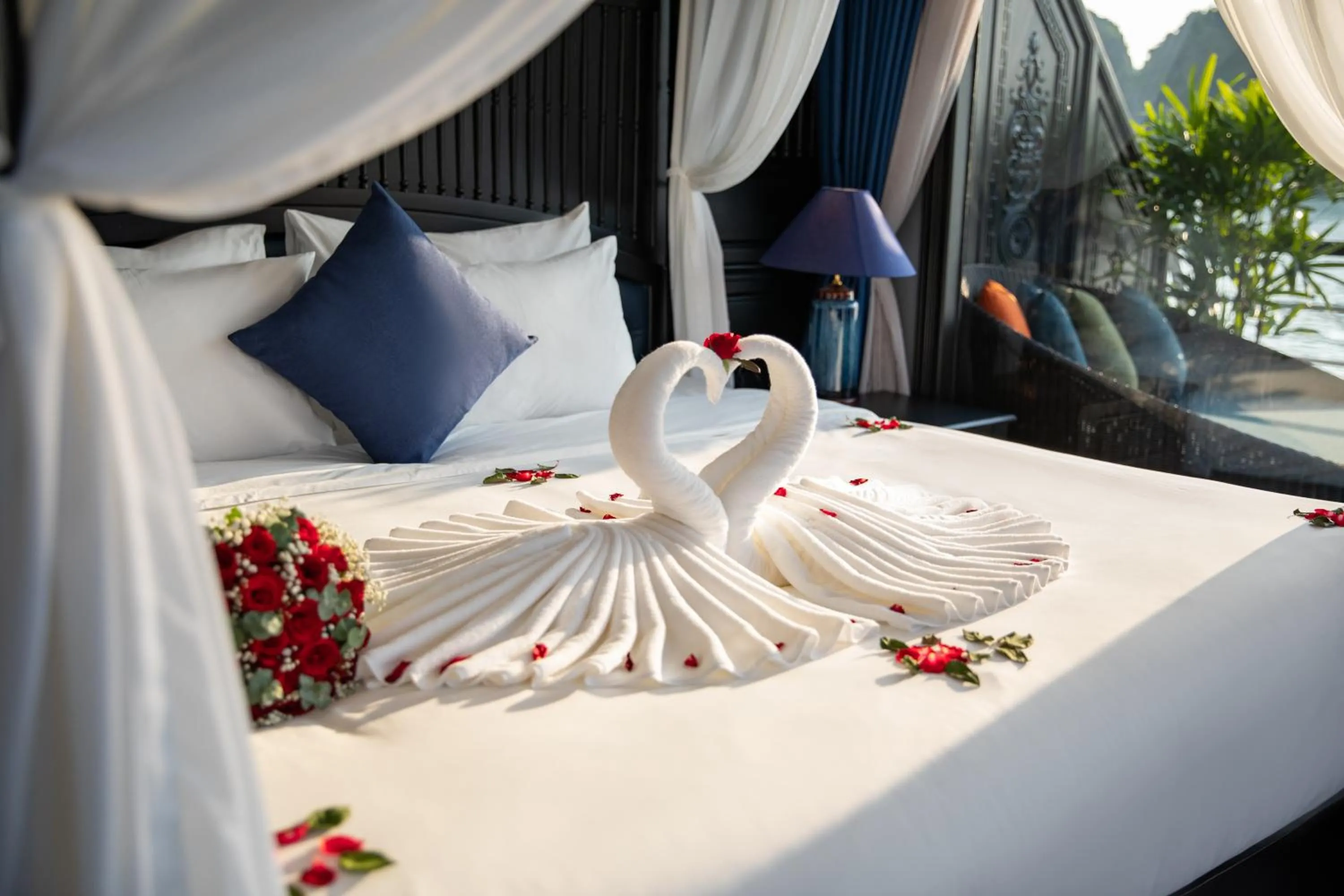 Photo of the whole room, Bed in Rosy Cruises