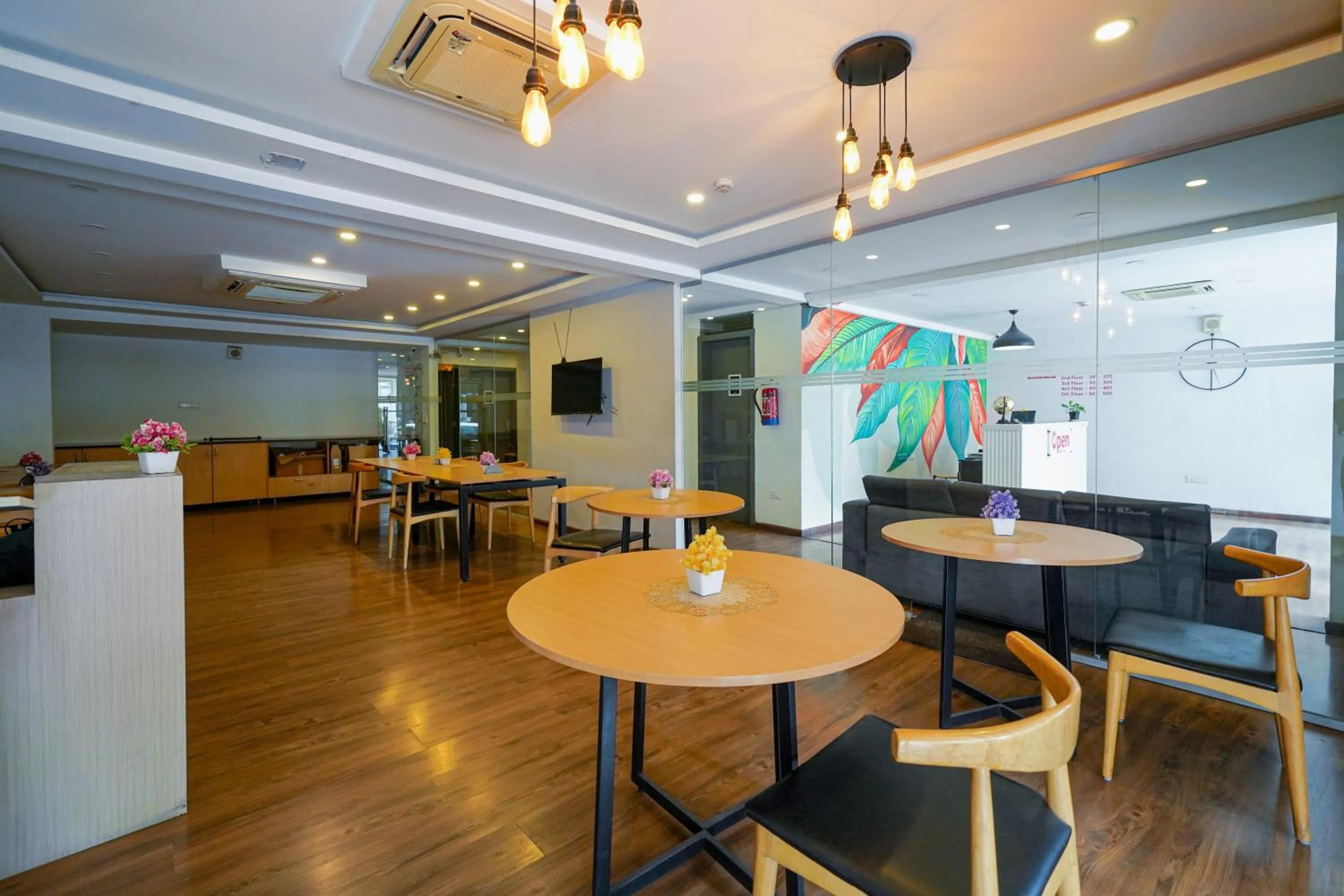 Restaurant/places to eat in Open Hotel by Olive - A1 Suites