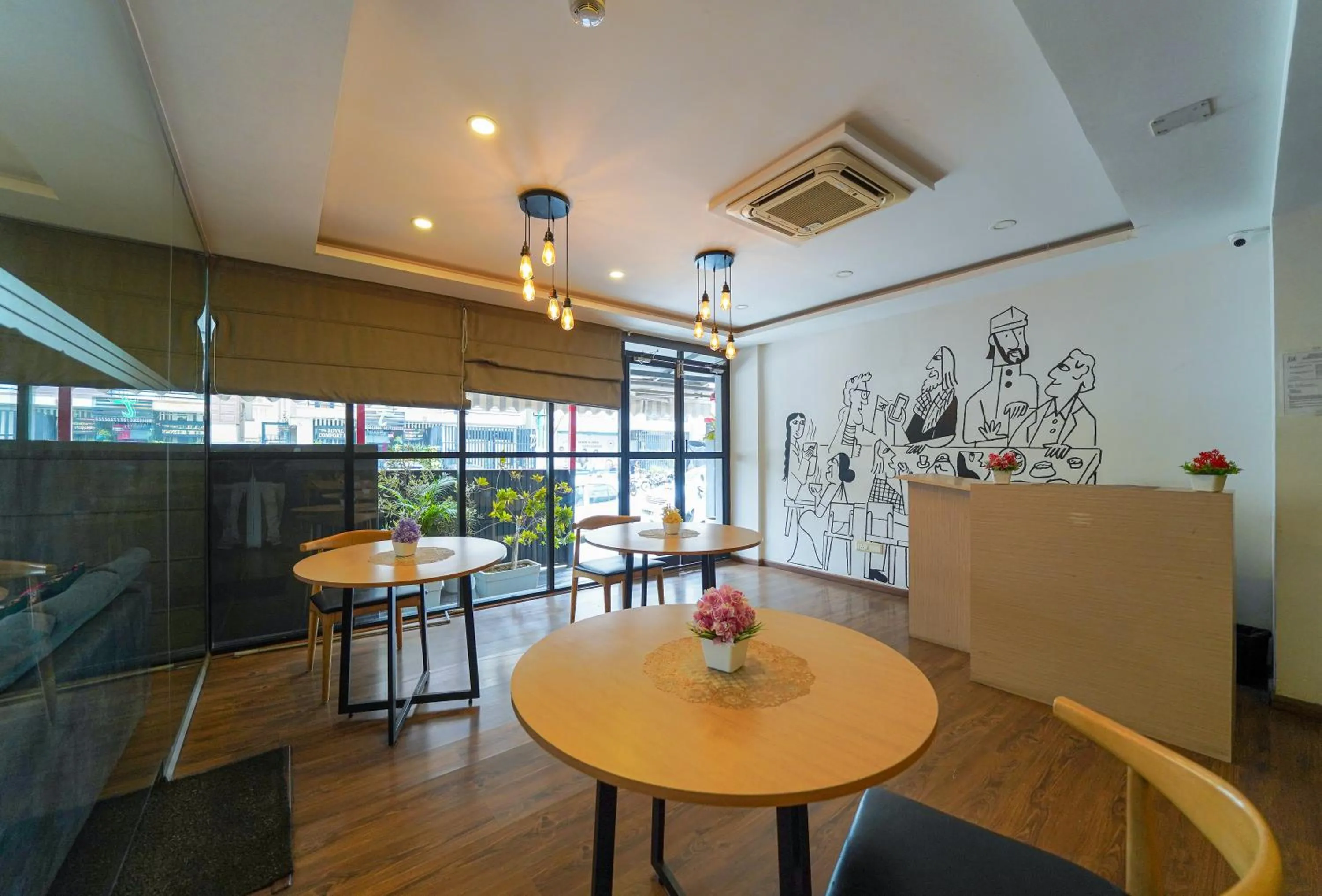 Restaurant/places to eat in Open Hotel by Olive - A1 Suites