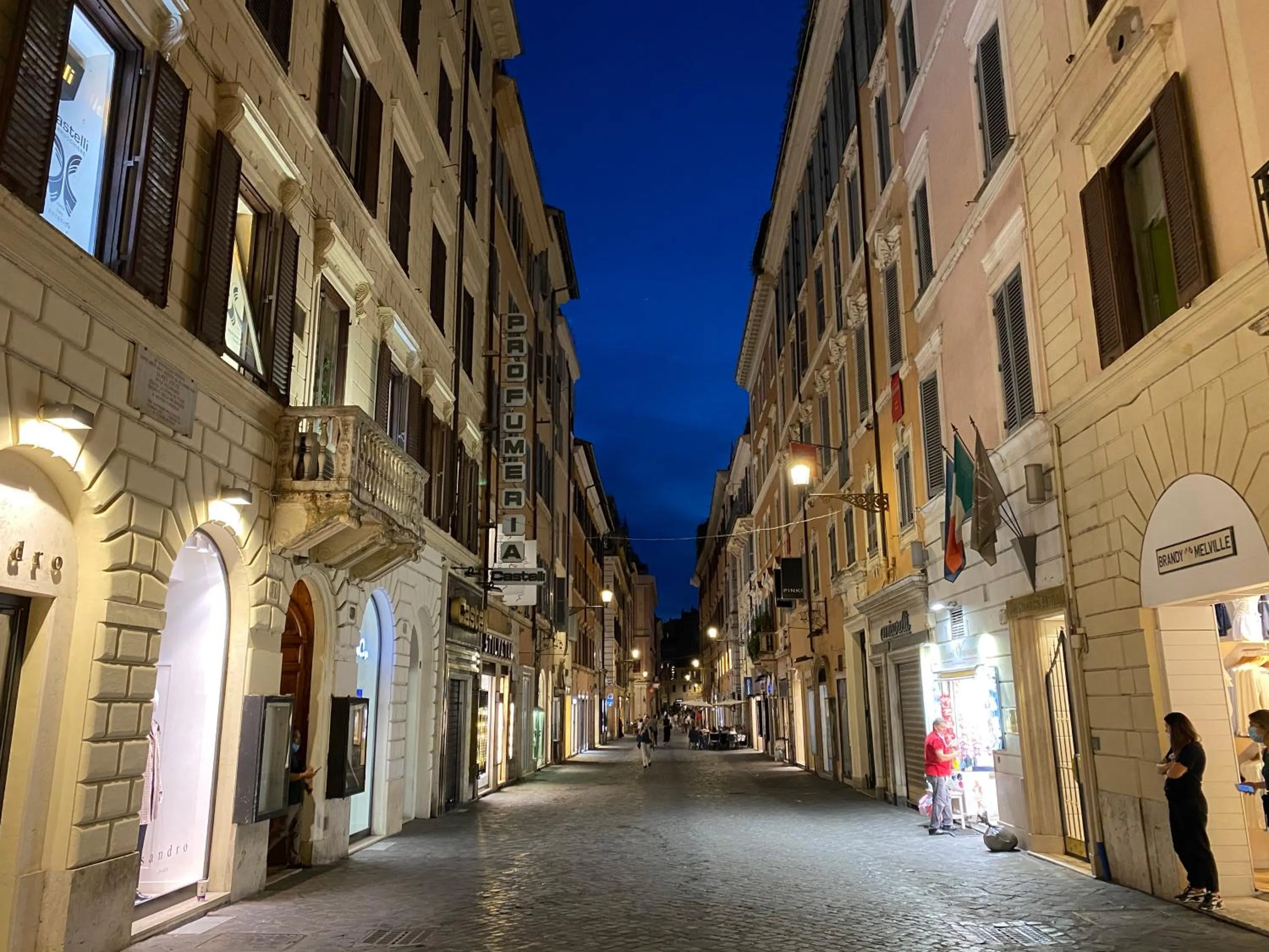 Property building in Frattina 57