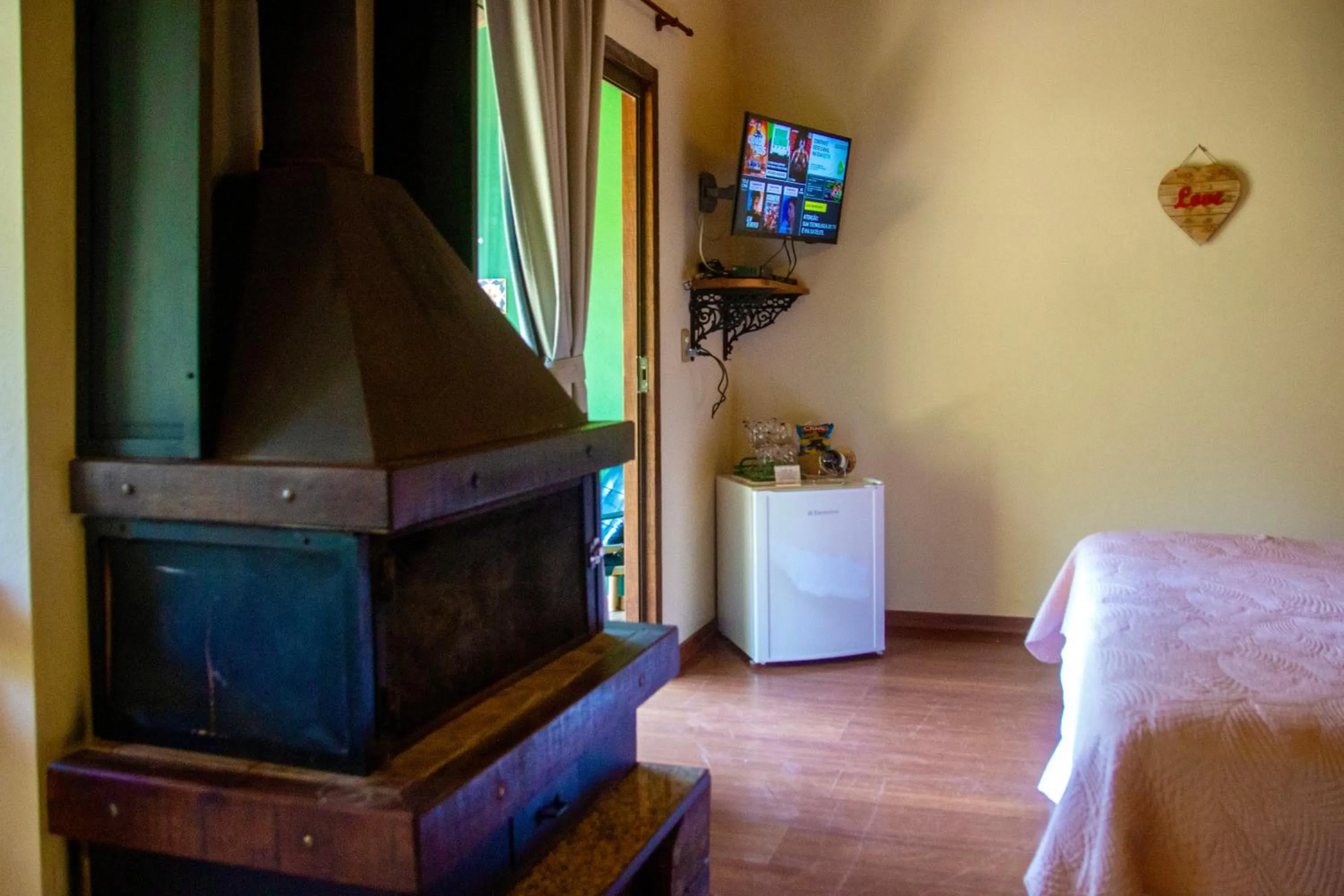 fireplace, Bed in Pousada Moriá
