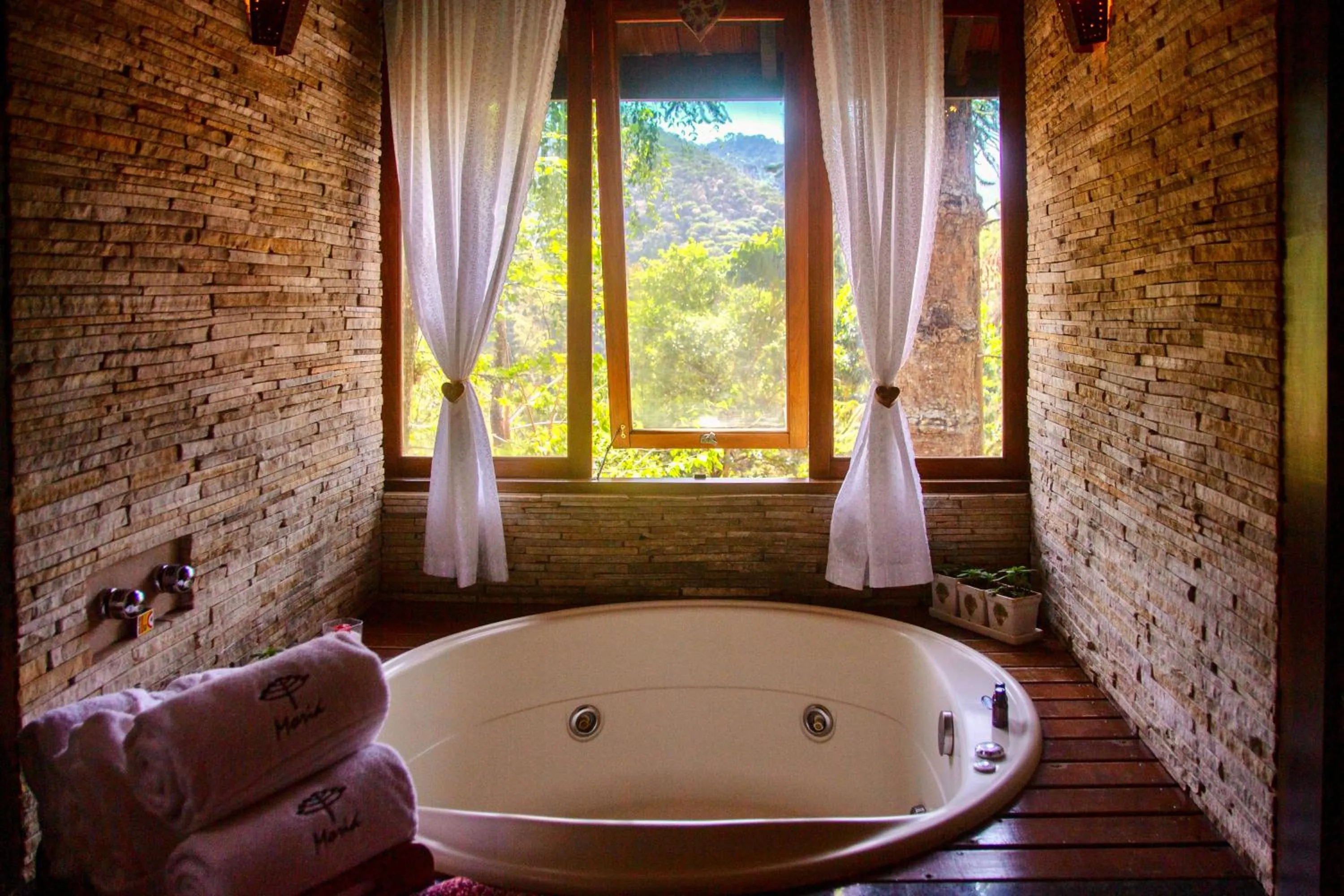Hot Tub in Pousada Moriá