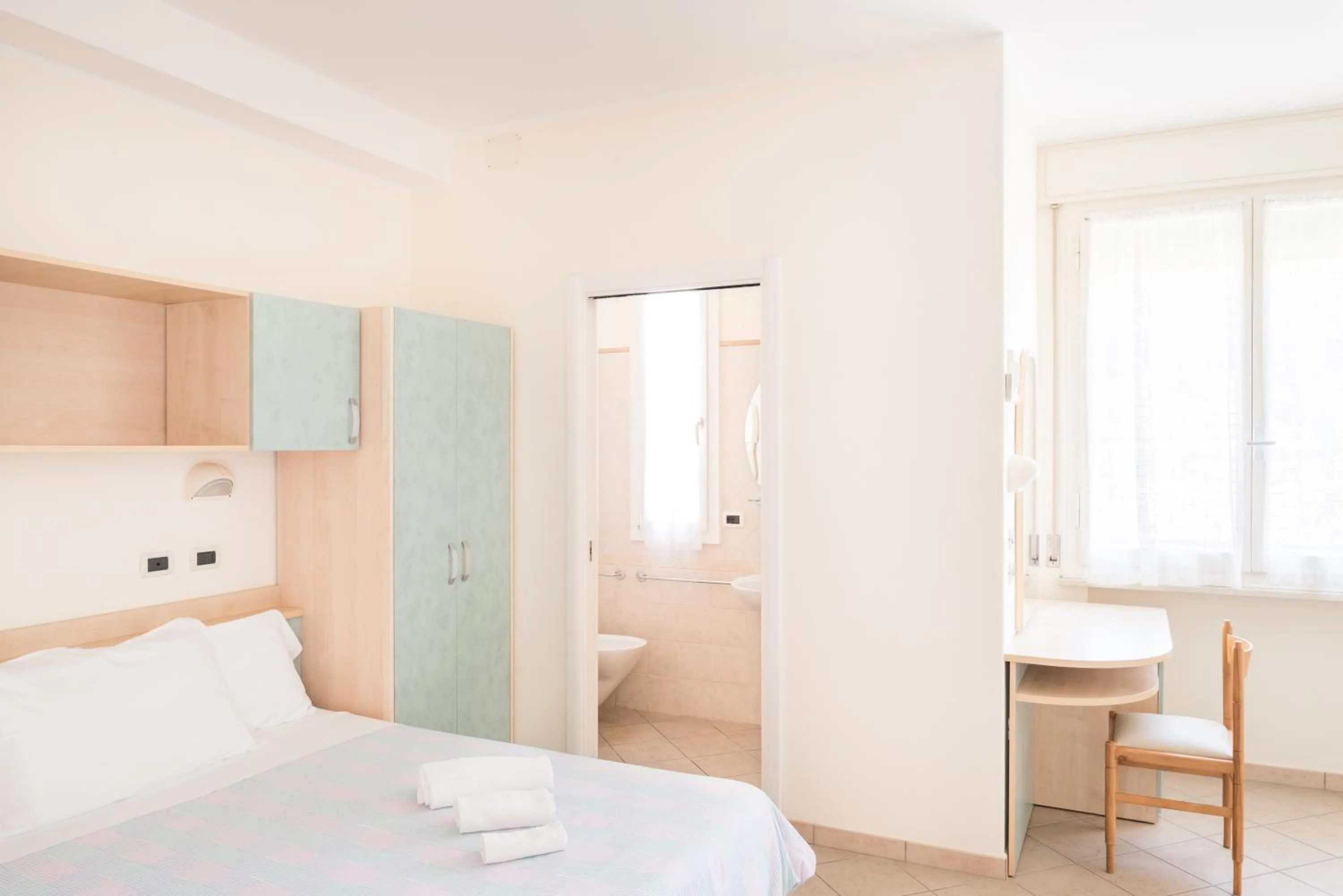 Shower, Bed in Hotel Donegal