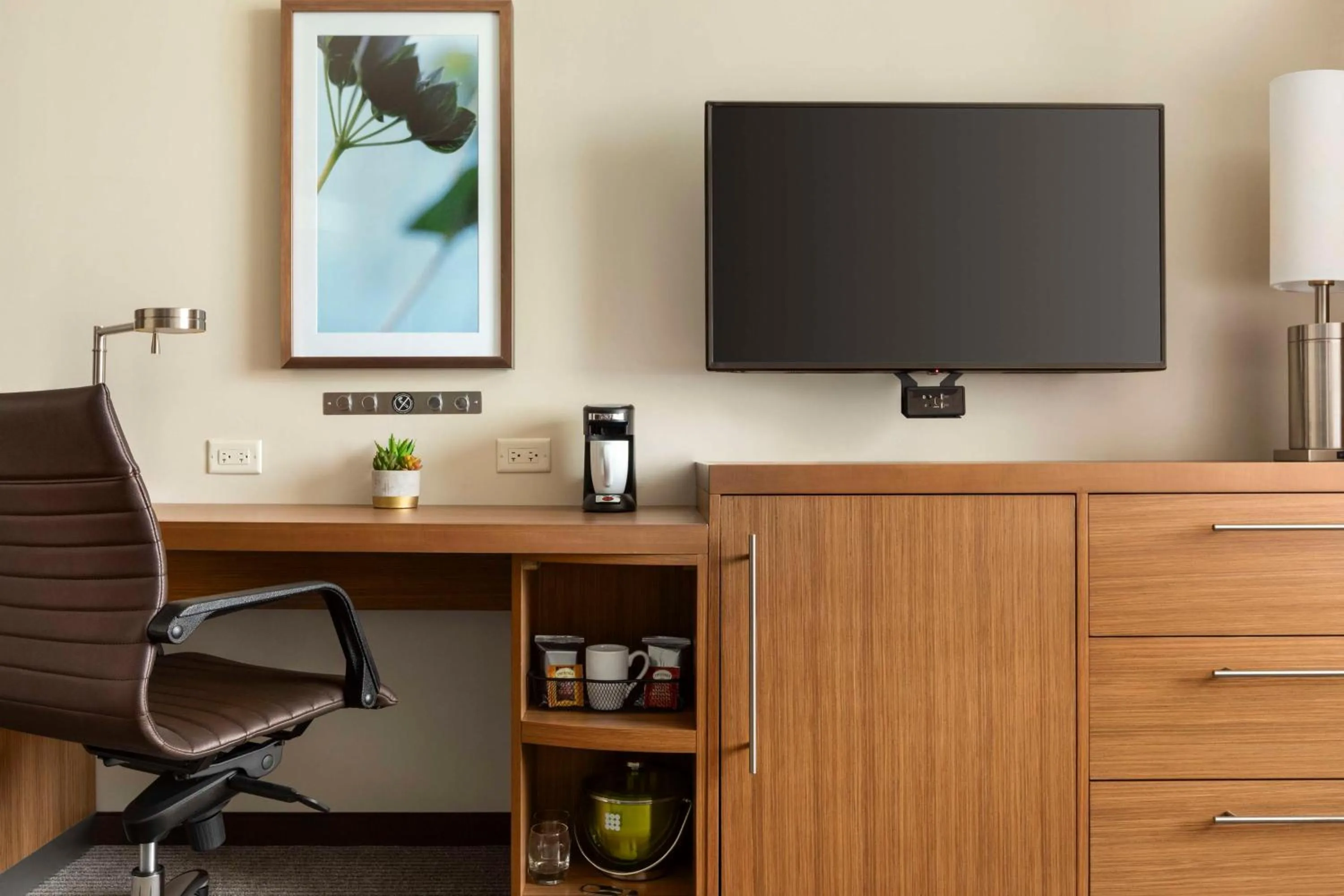 Bedroom in Hyatt Place Virginia Beach Town Center