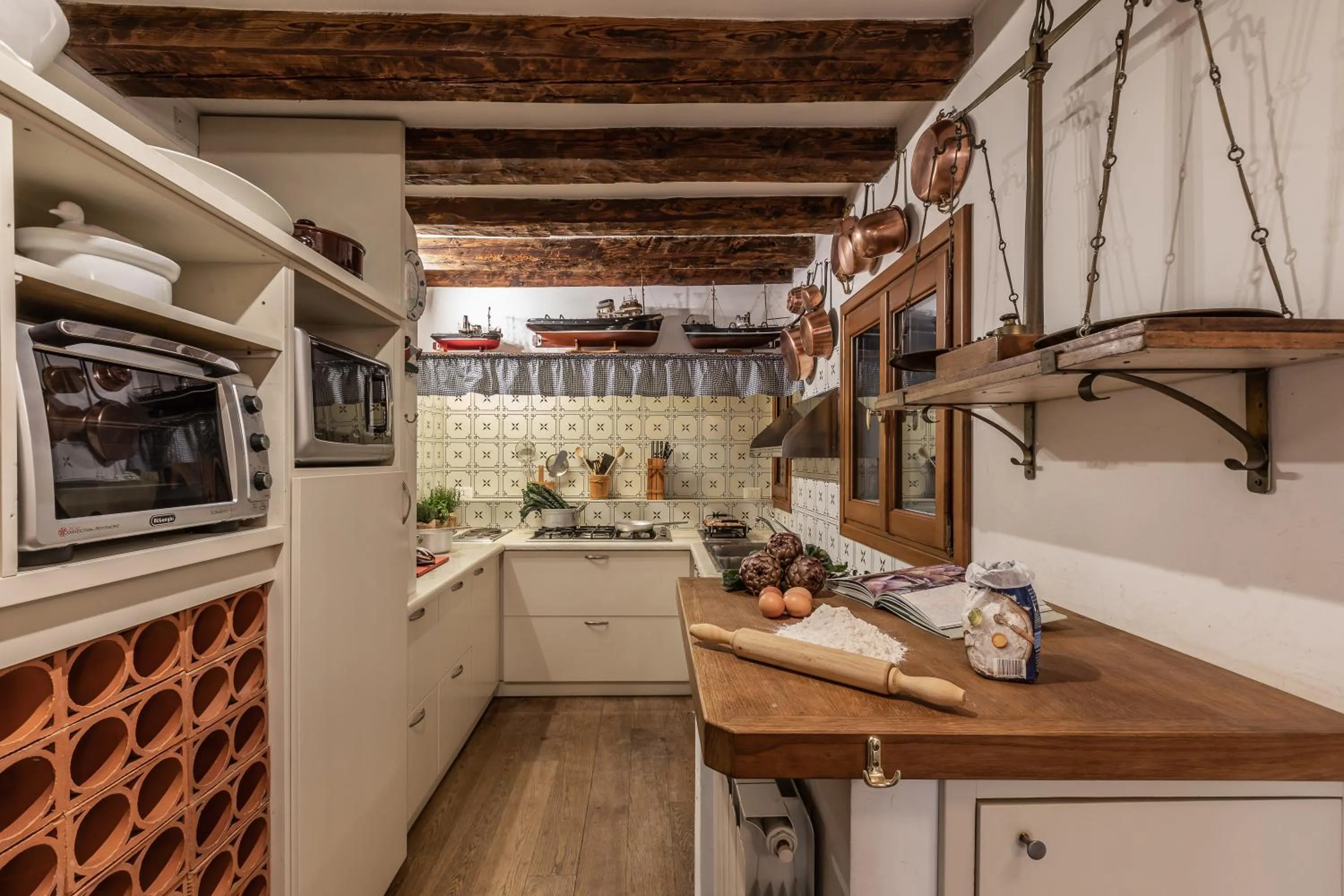 Kitchen or kitchenette in La Tana Cozy Apartment in Campo San Maurizio