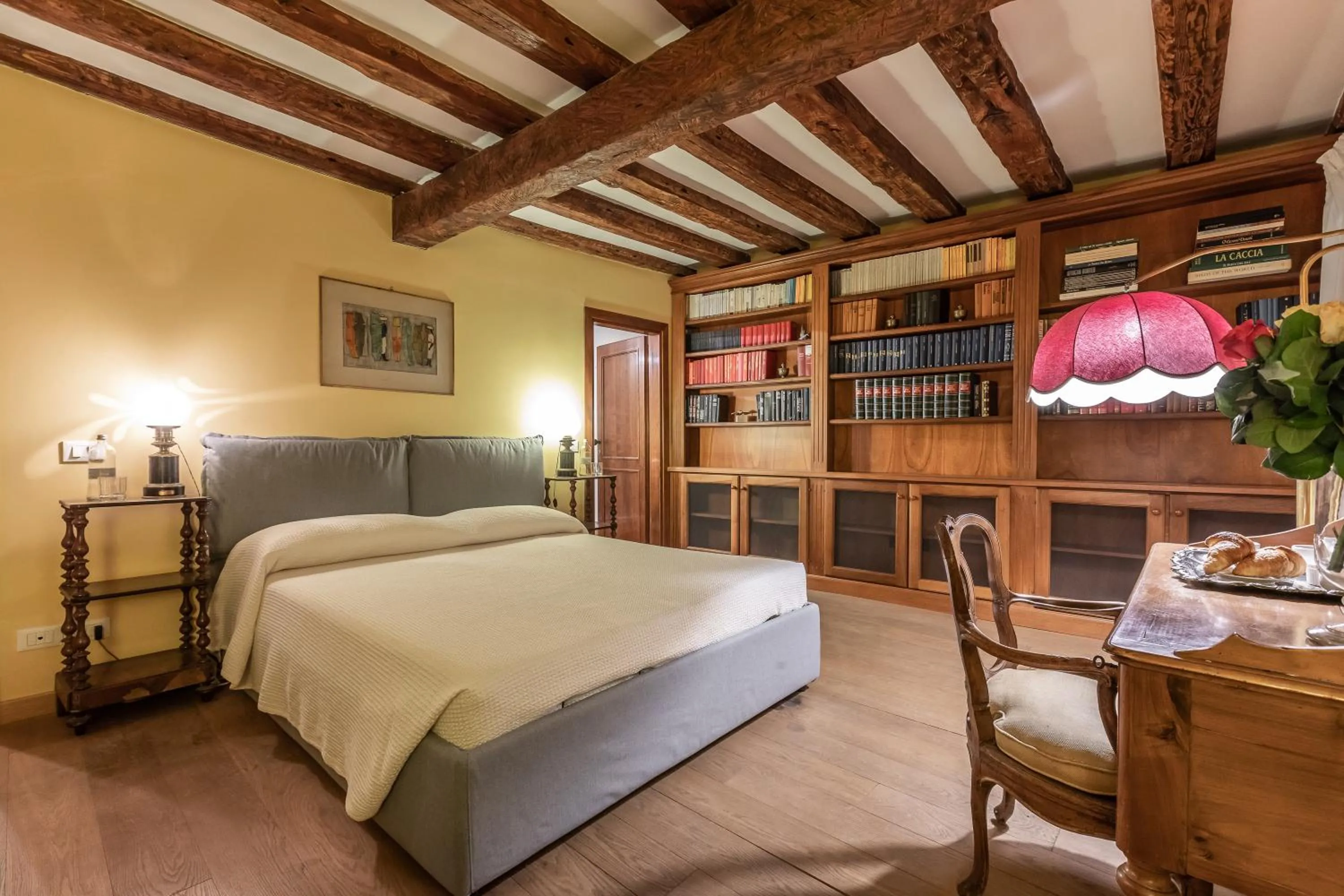 Bed in La Tana Cozy Apartment in Campo San Maurizio