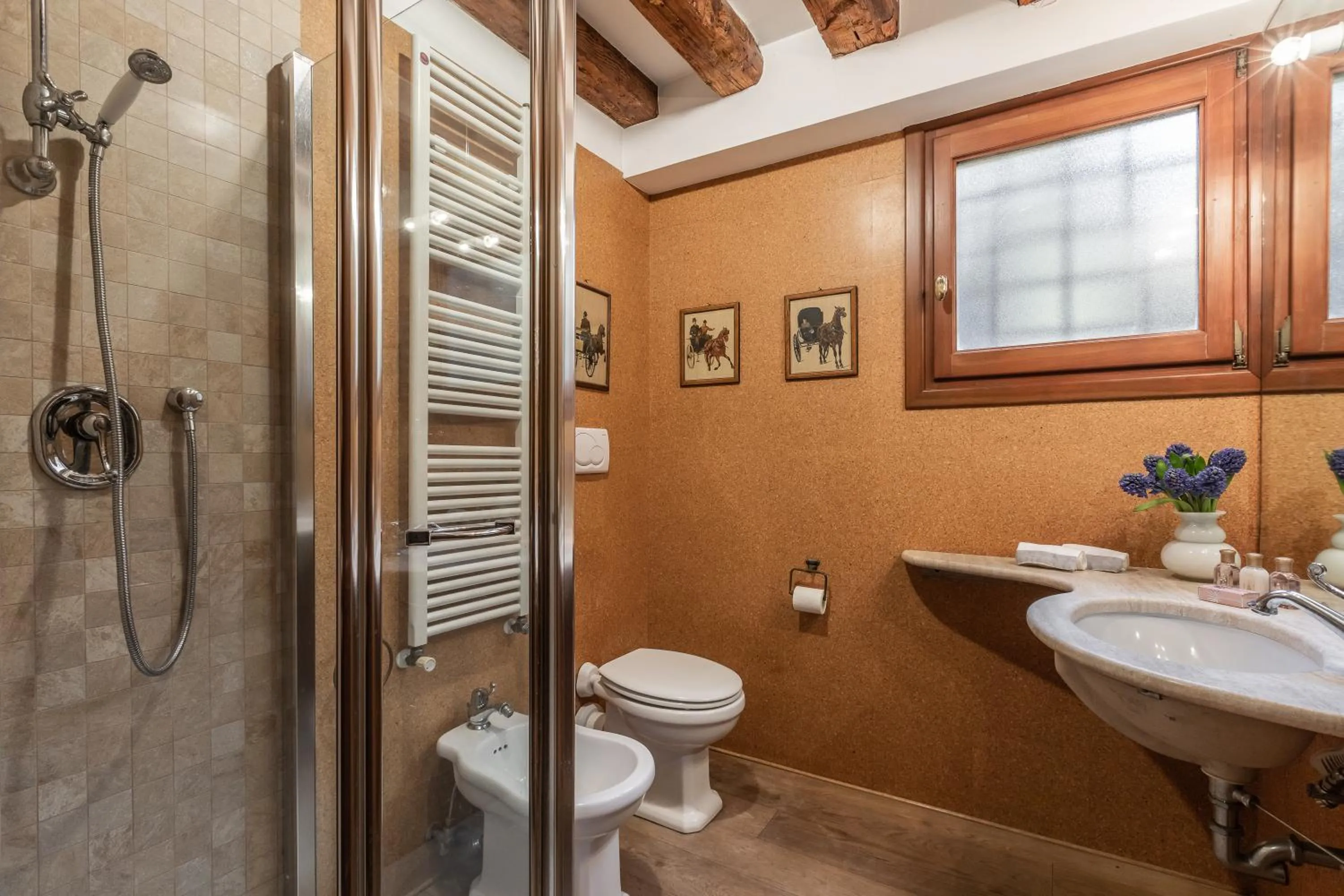 Shower in La Tana Cozy Apartment in Campo San Maurizio