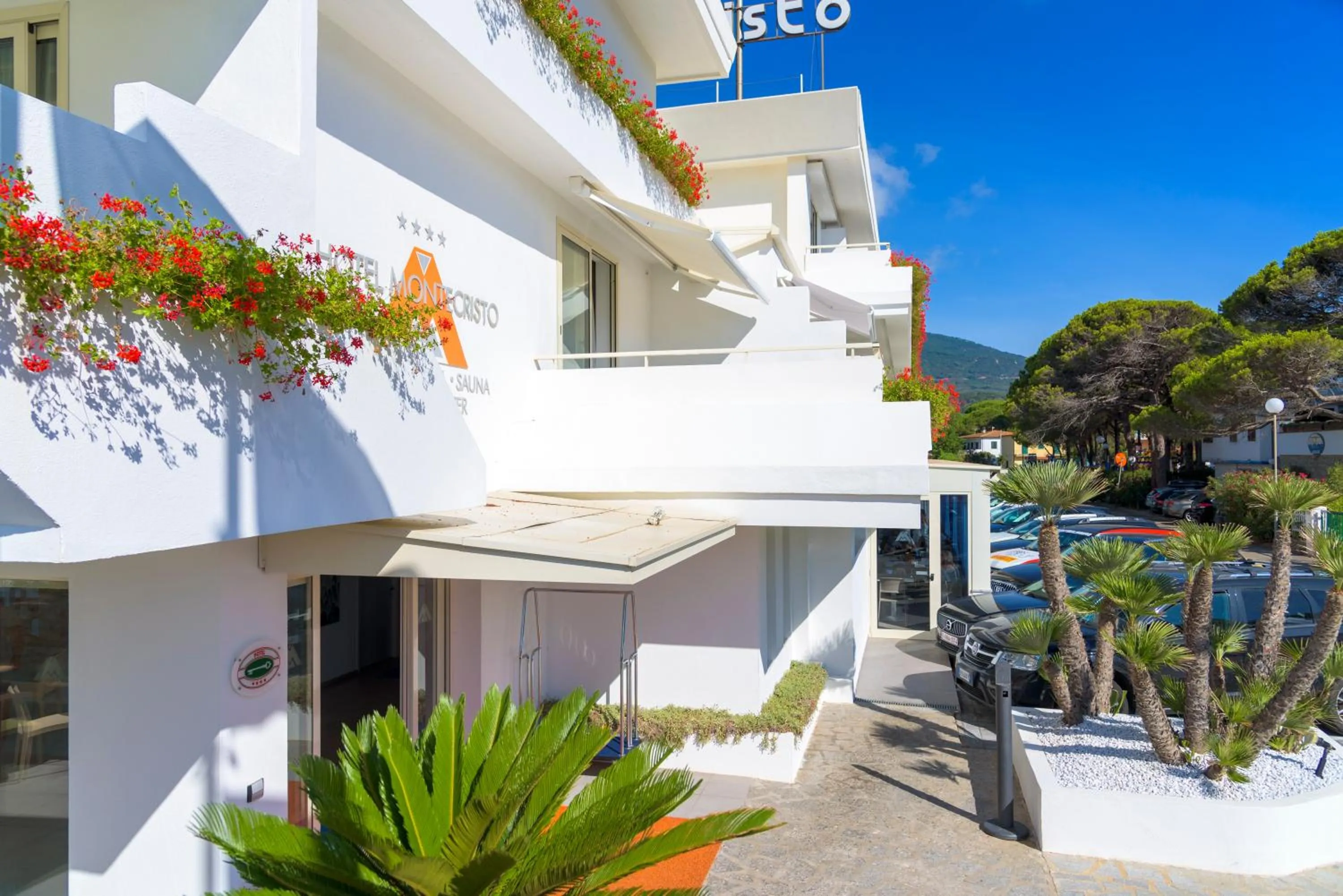 Facade/entrance in Hotel Montecristo