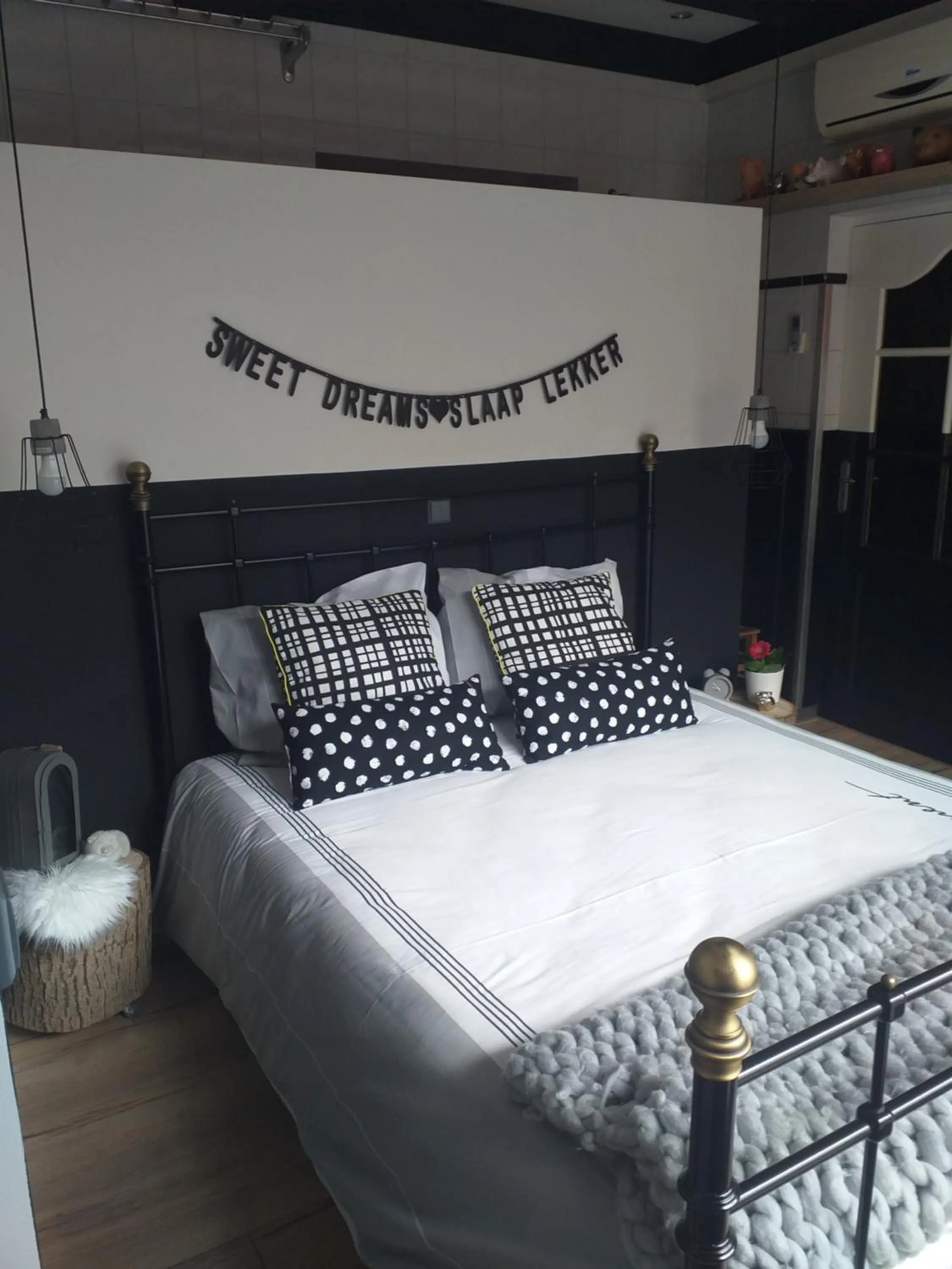 Bed in B&B SJLAOPE BIEJ DE SJLÈCHTER (slapen bij de slager)