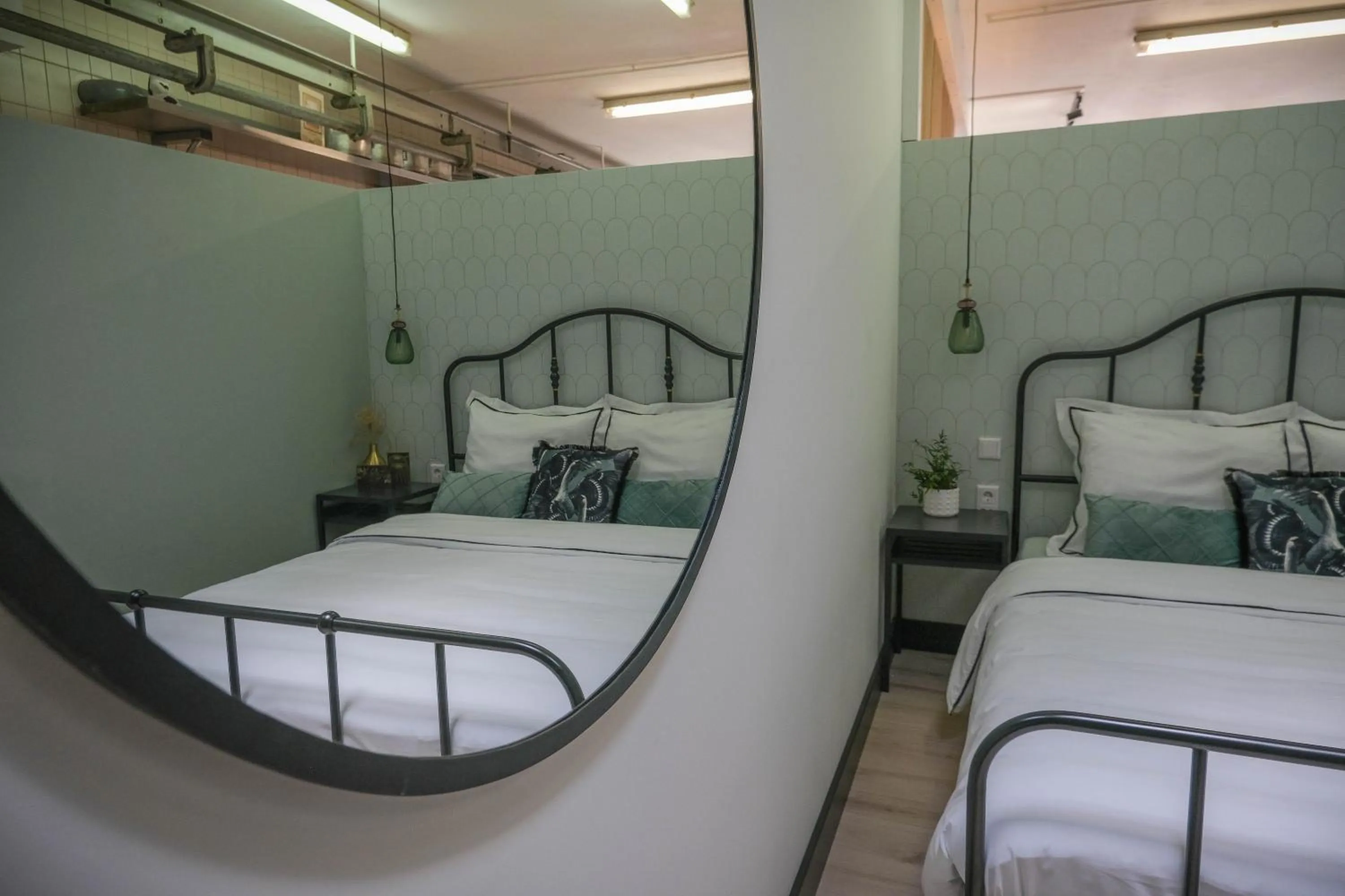 Bed in B&B SJLAOPE BIEJ DE SJLÈCHTER (slapen bij de slager)