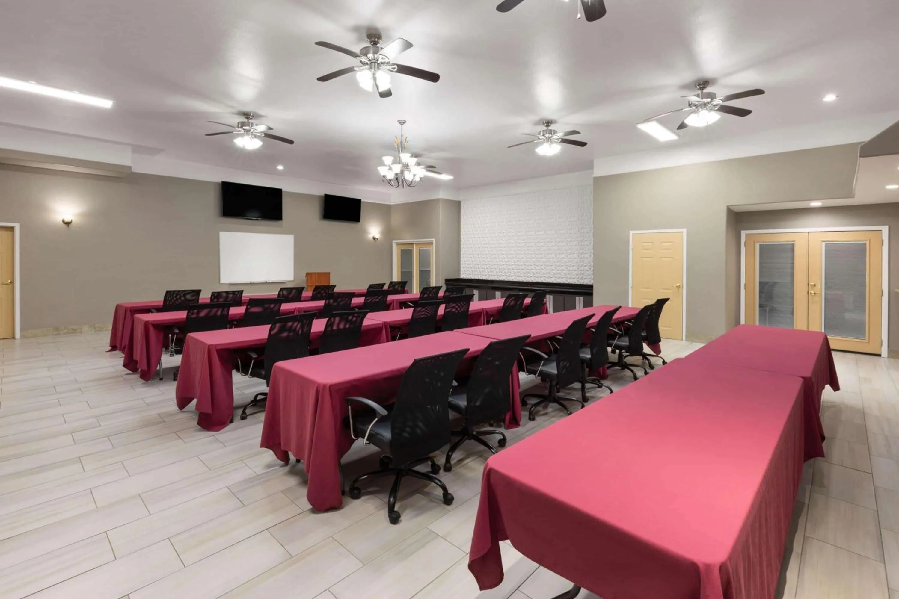 Meeting/conference room in La Quinta by Wyndham Deer Park