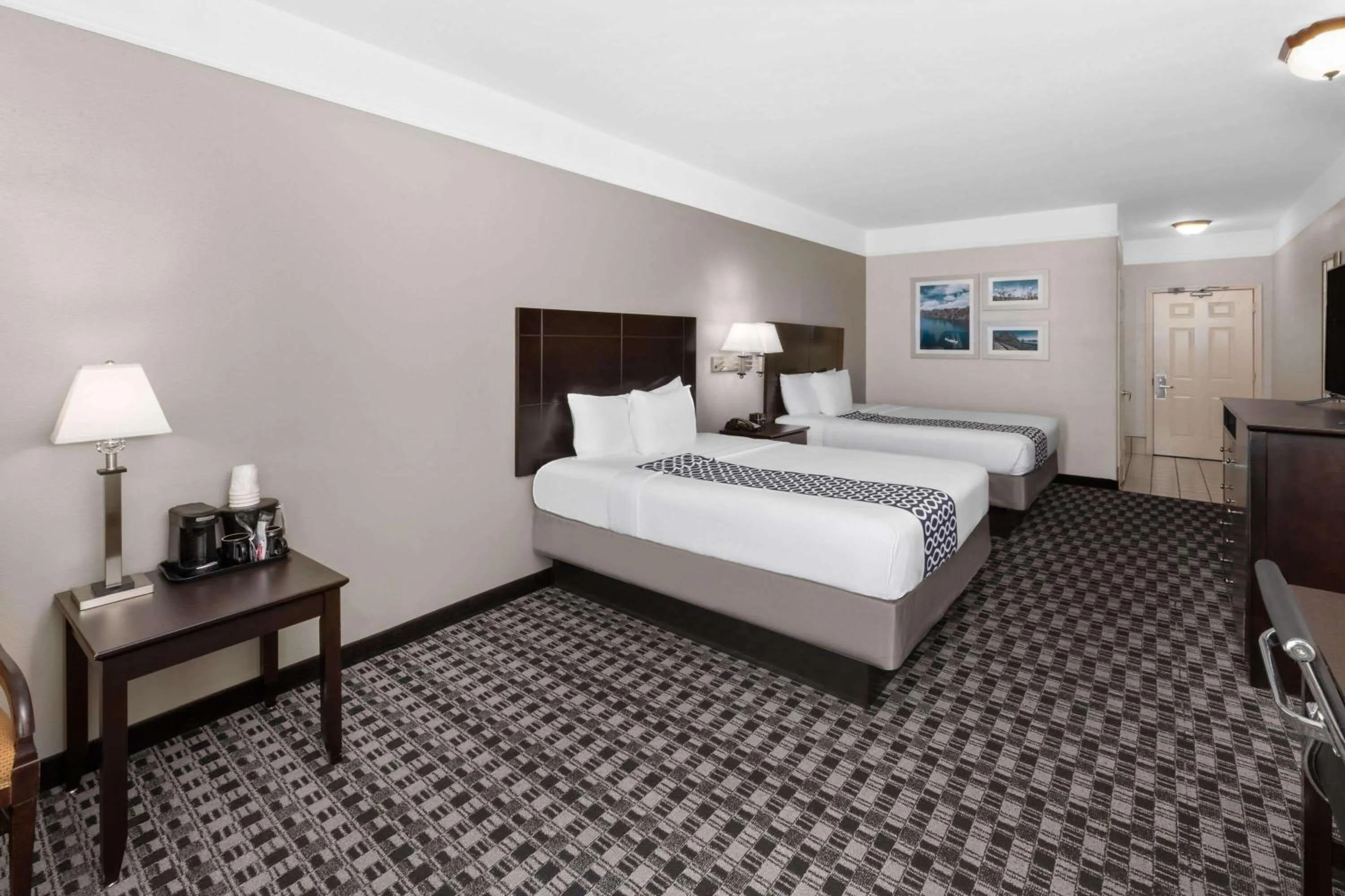 Photo of the whole room, Bed in La Quinta by Wyndham Deer Park