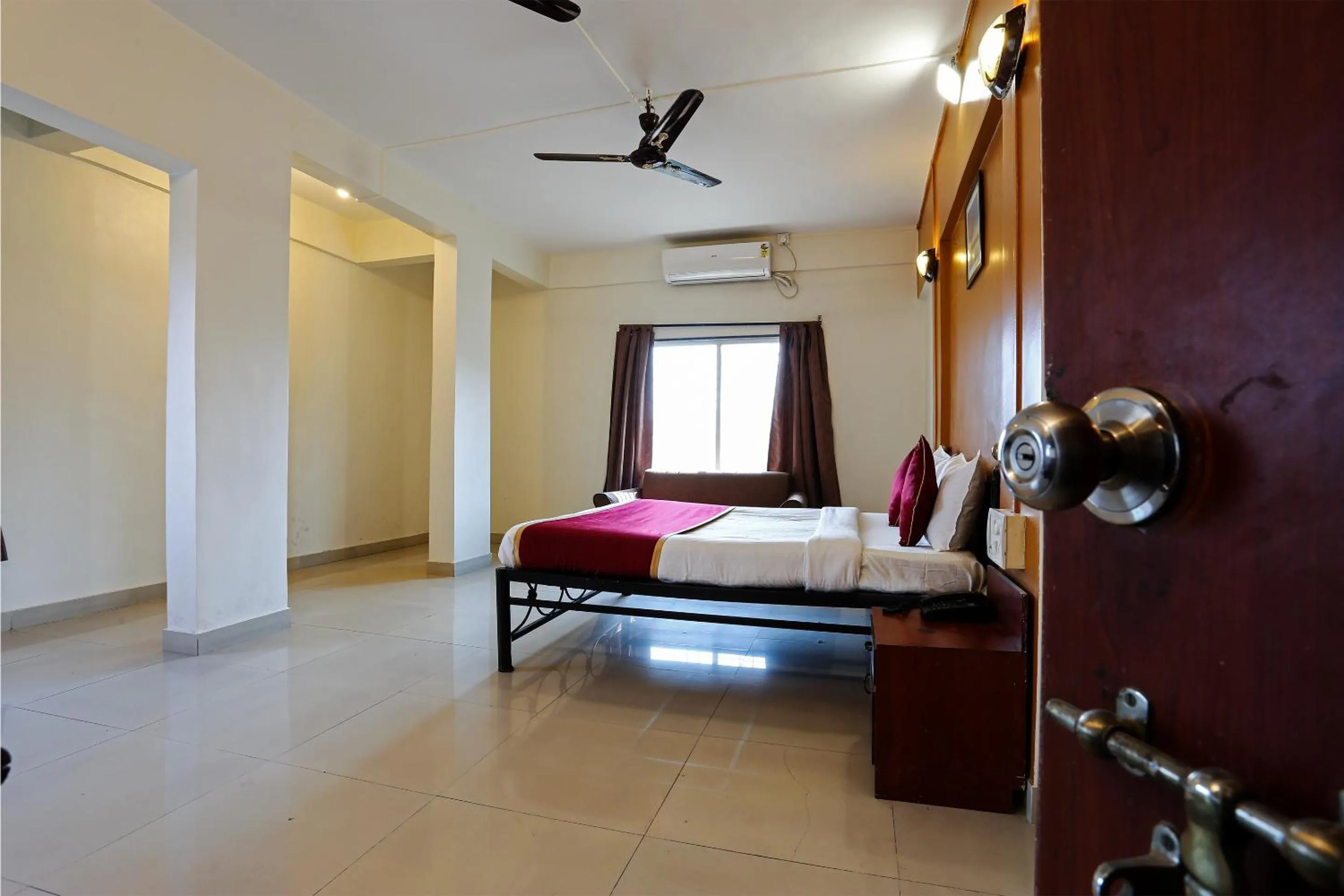 Photo of the whole room, Bed in HMR Hotels - Hotel HMR Royal Inn