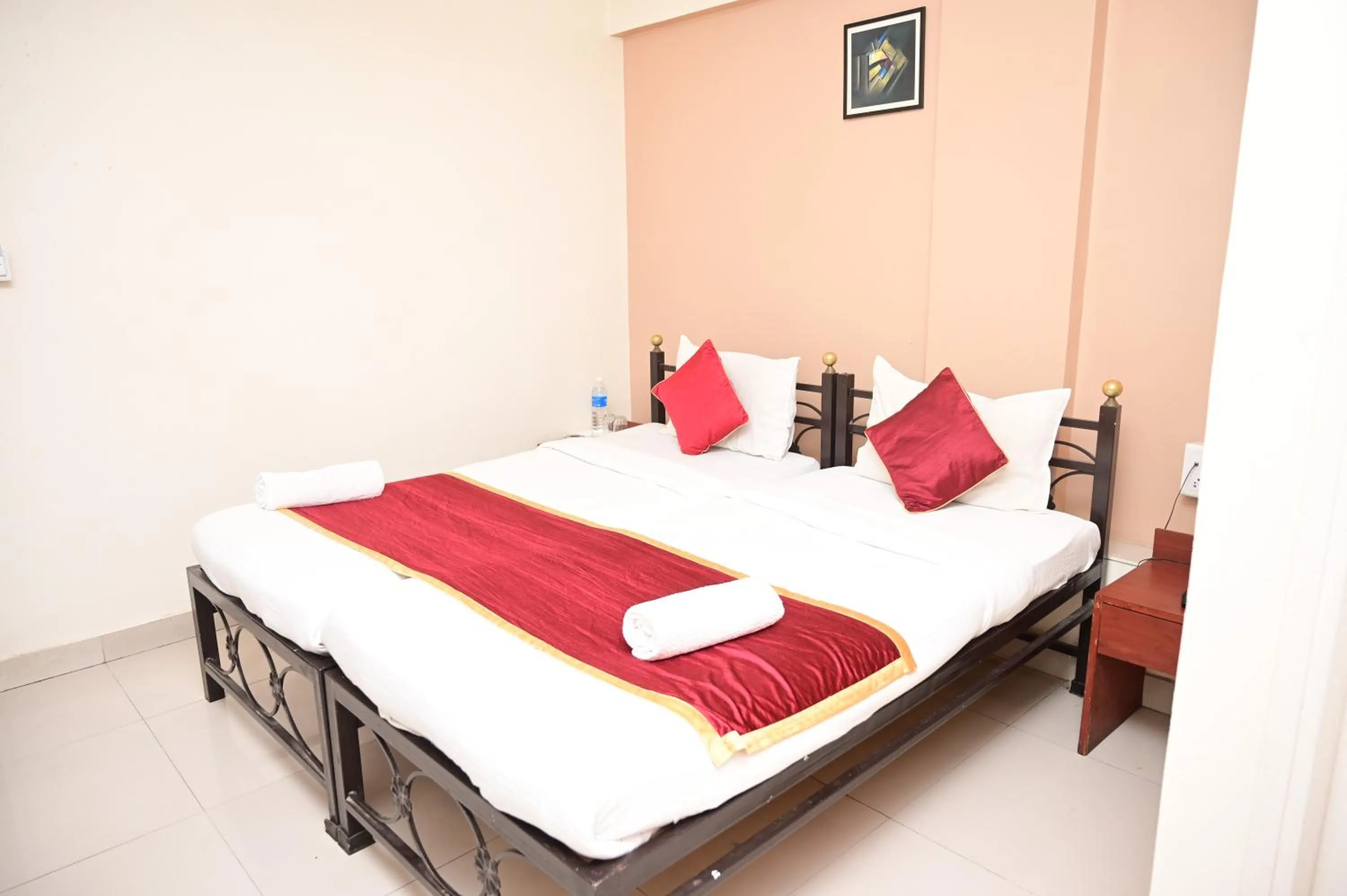 Bedroom, Bed in HMR Hotels - Hotel HMR Royal Inn