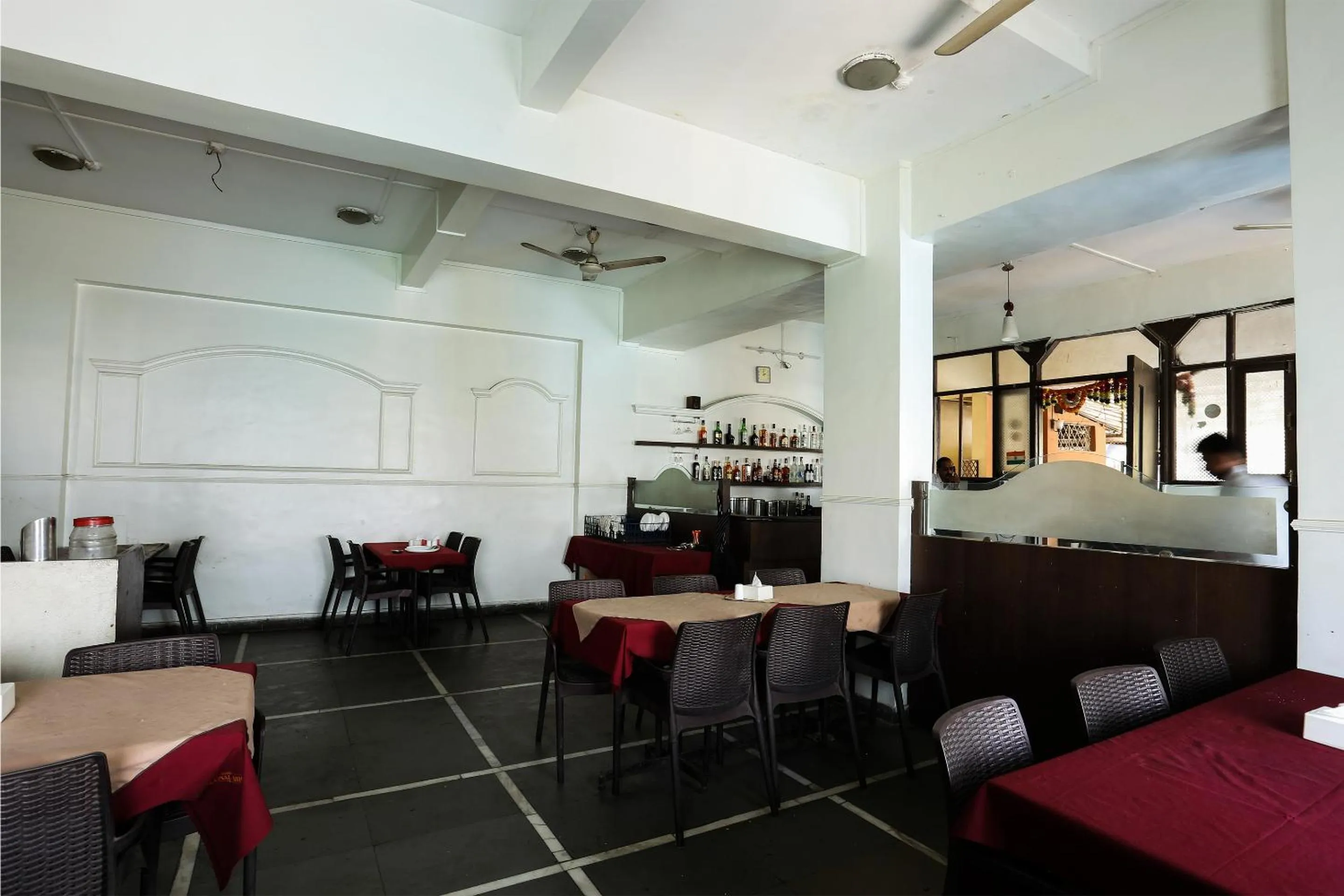 Restaurant/places to eat in HMR Hotels - Hotel HMR Royal Inn