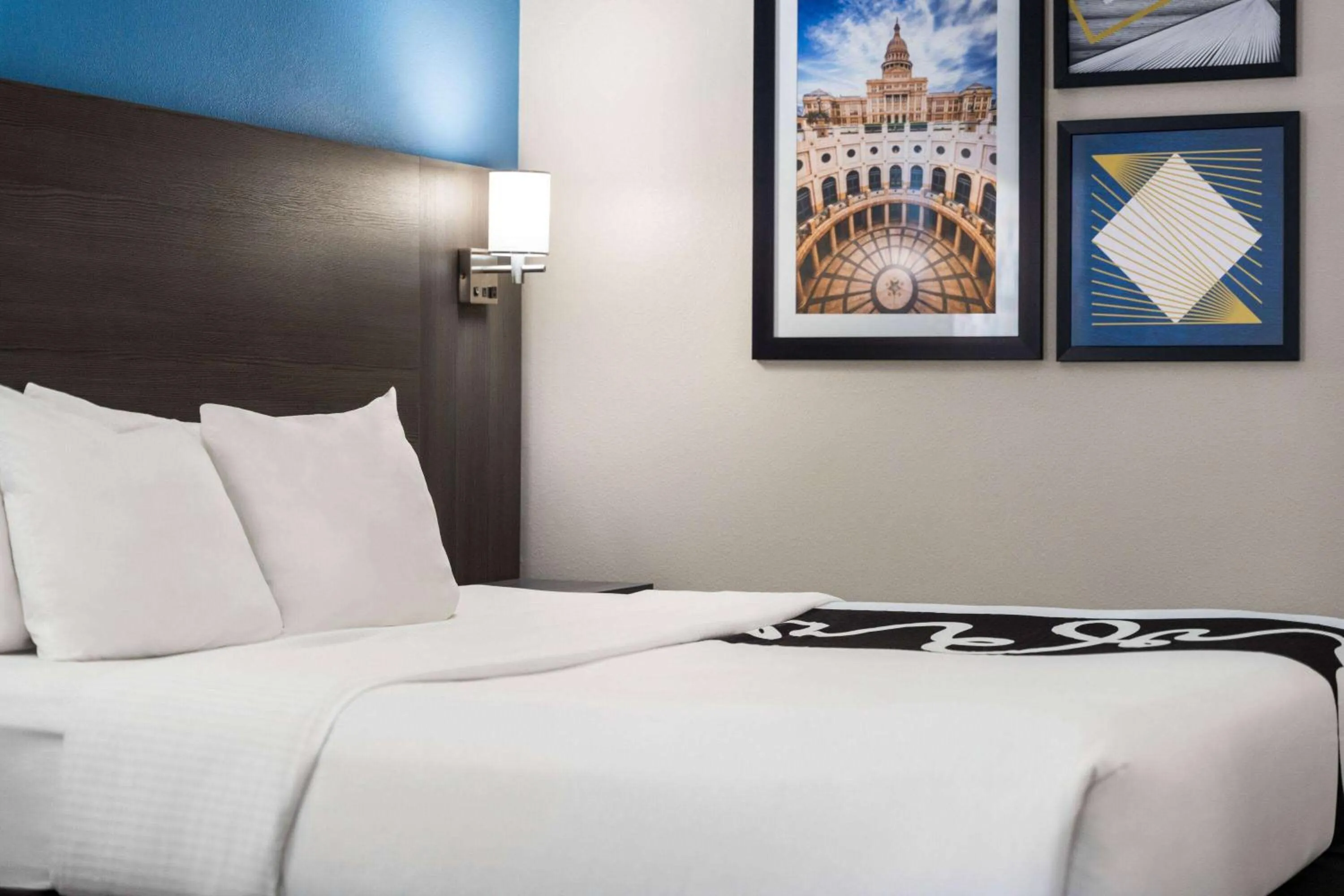 Photo of the whole room, Bed in La Quinta by Wyndham Round Rock North