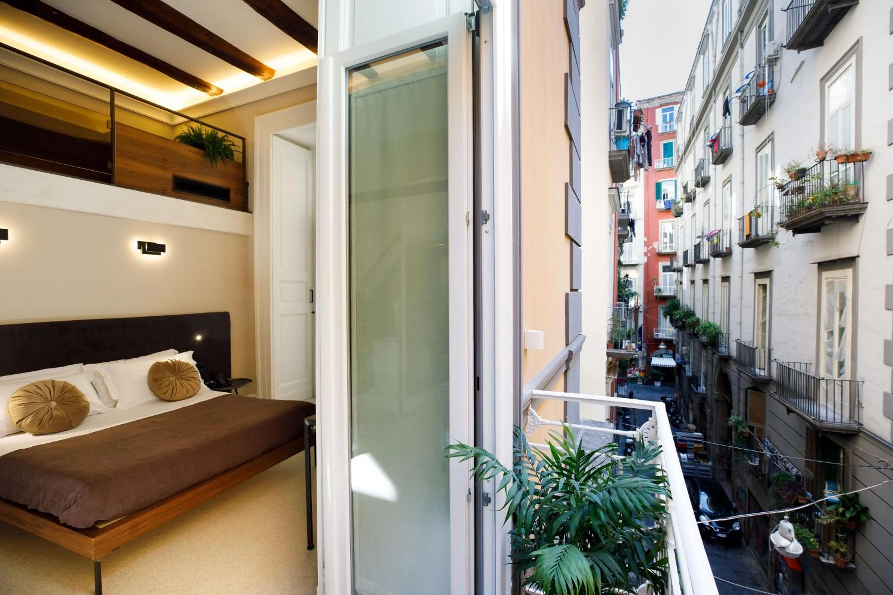 Photo of the whole room in MelRose Napoli