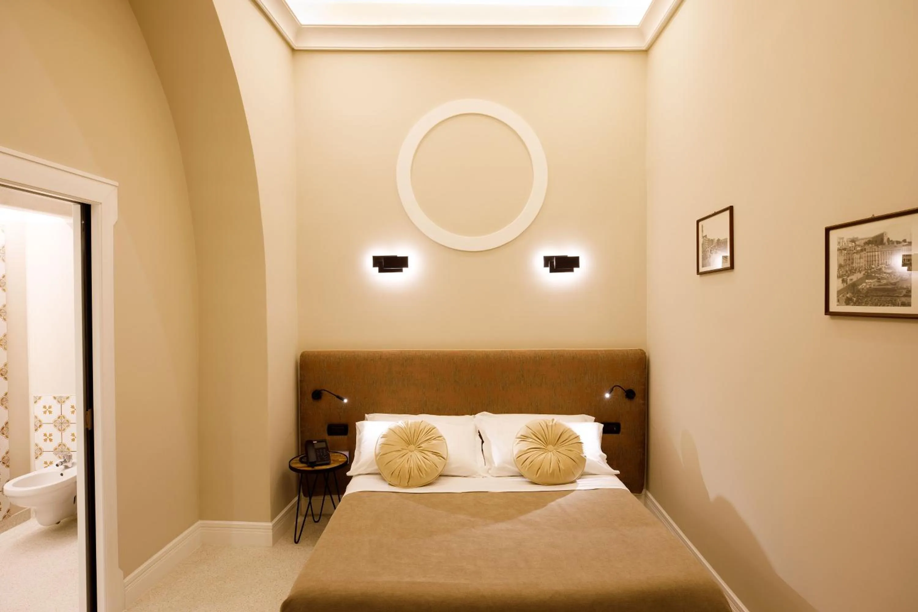 Photo of the whole room, Bed in MelRose Napoli