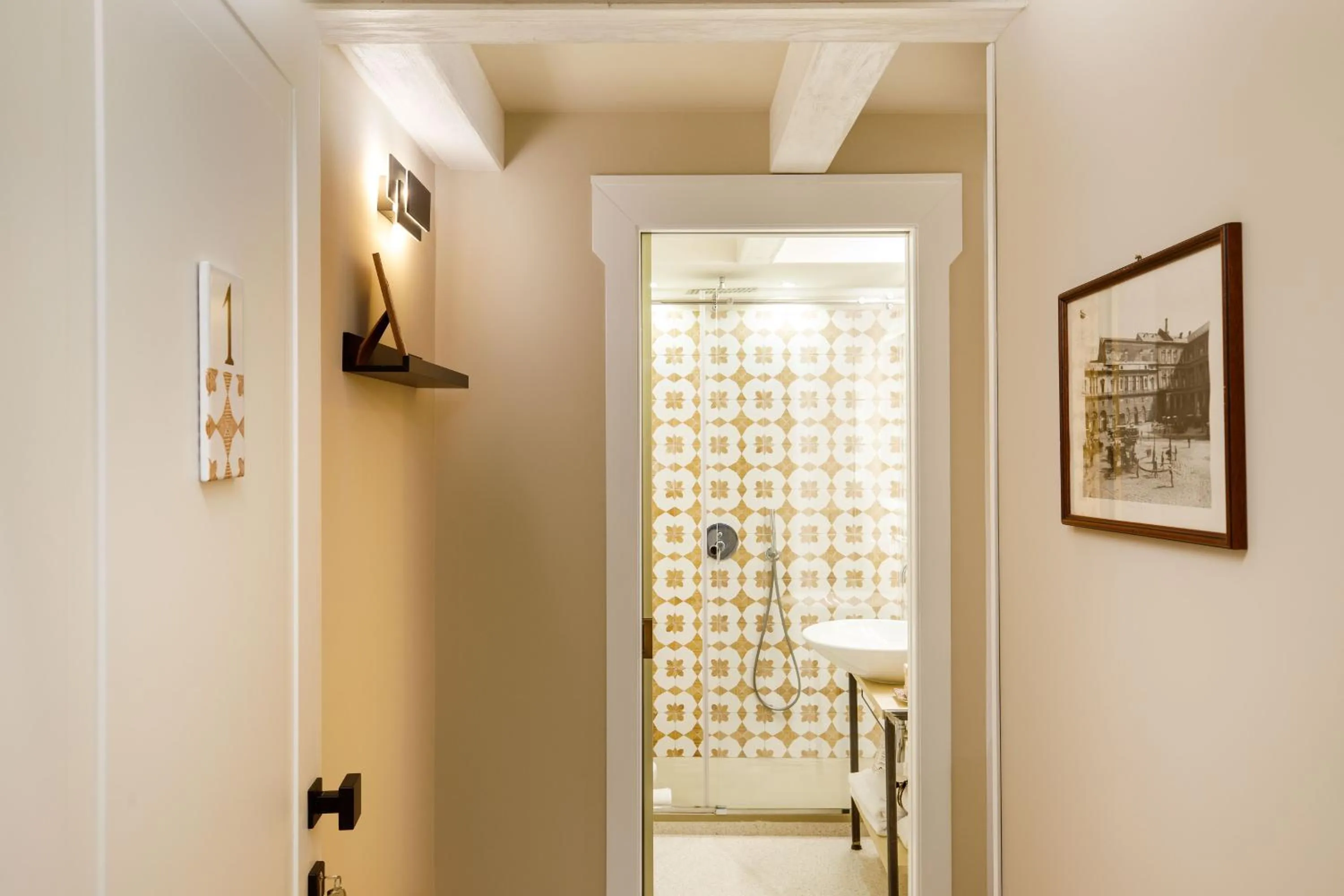 Photo of the whole room in MelRose Napoli