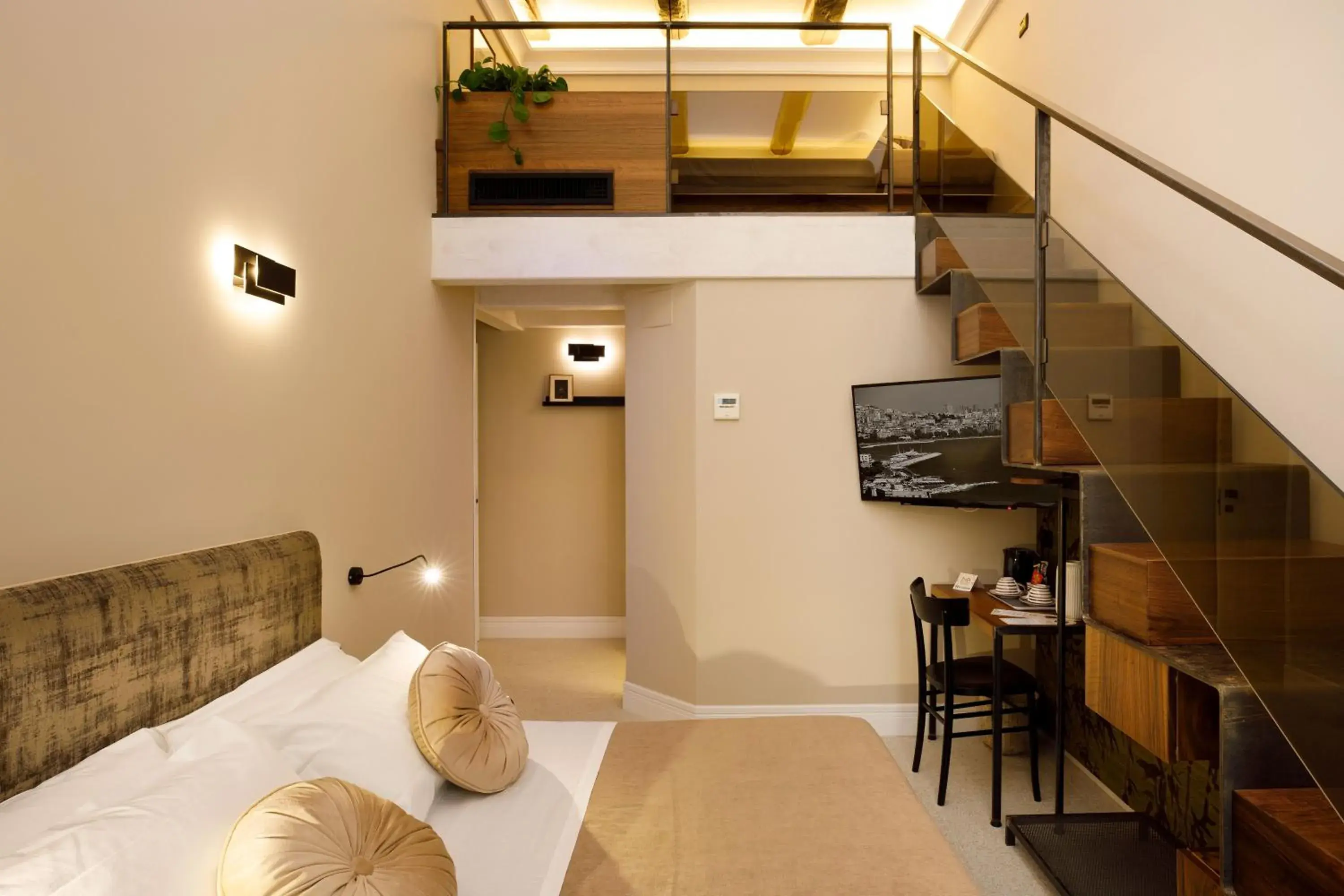 Economy Triple Room with Balcony in MelRose Napoli Economy Triple Room with Balcony in MelRose Napoli