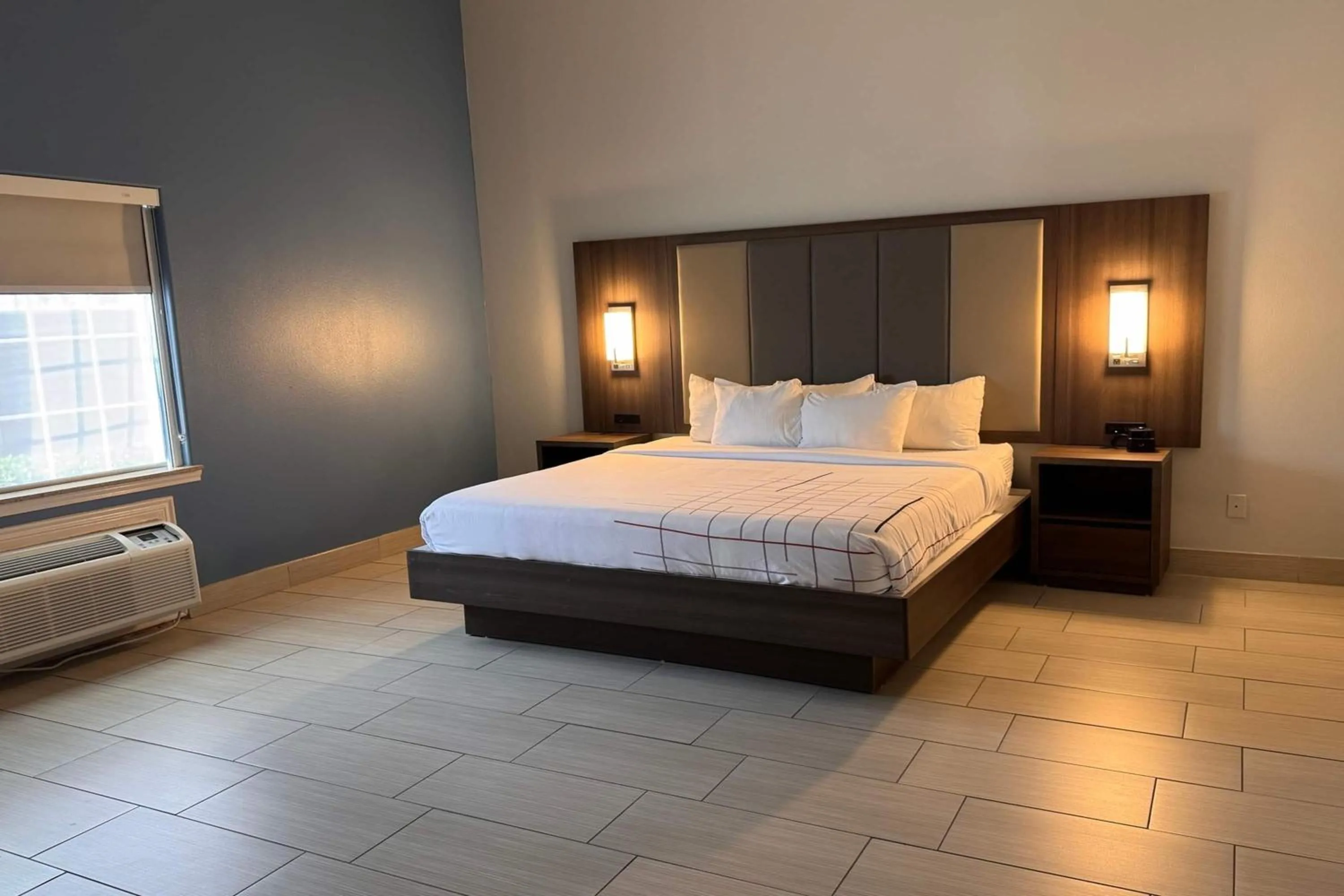 Photo of the whole room, Bed in La Quinta by Wyndham Alamo-McAllen East