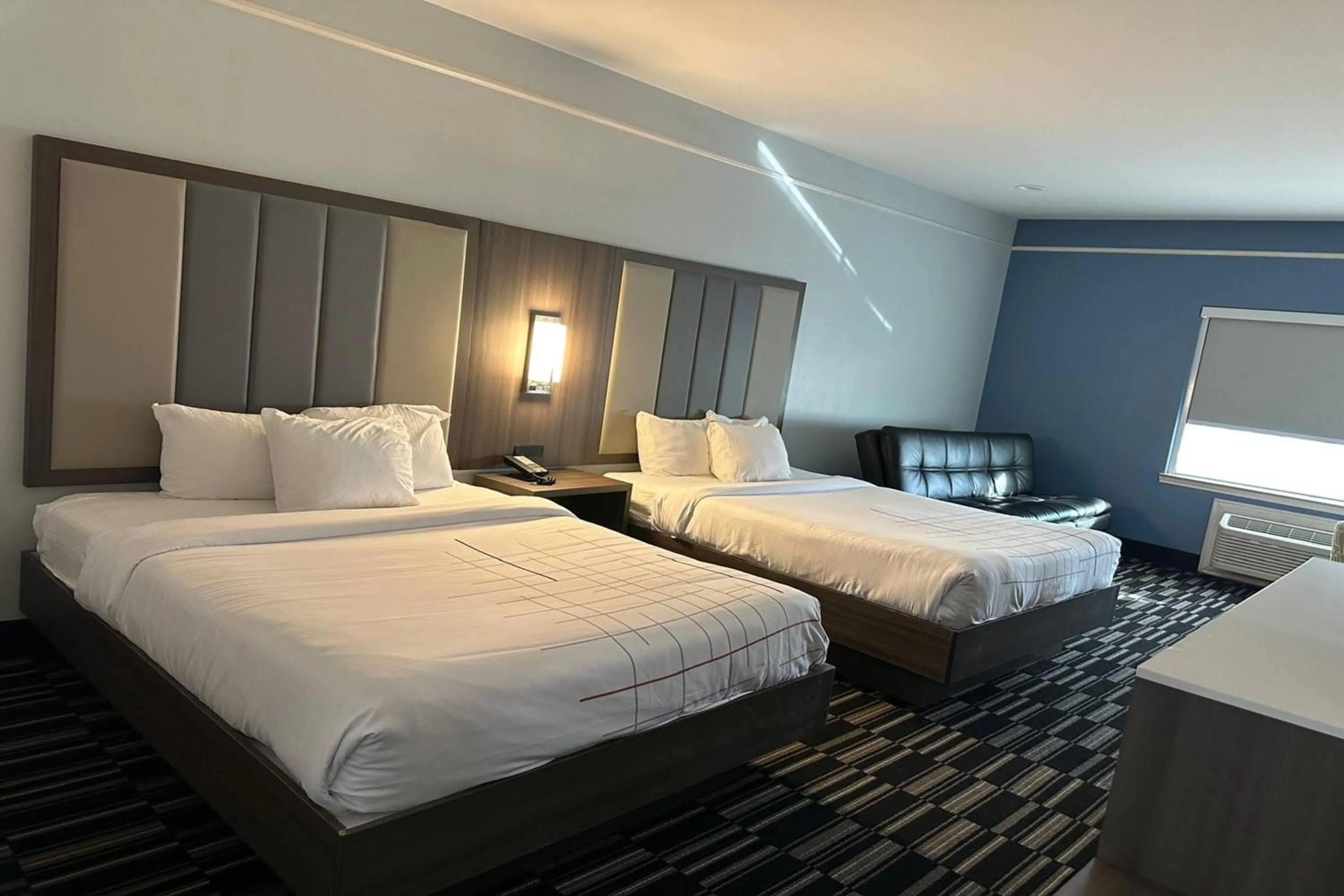 Photo of the whole room, Bed in La Quinta by Wyndham Alamo-McAllen East