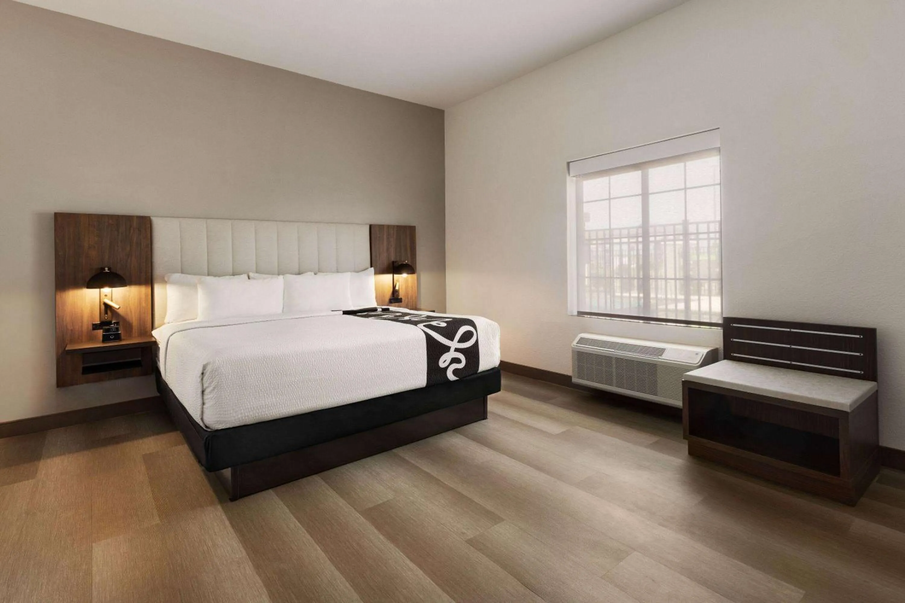 Photo of the whole room, Bed in La Quinta by Wyndham Port Arthur