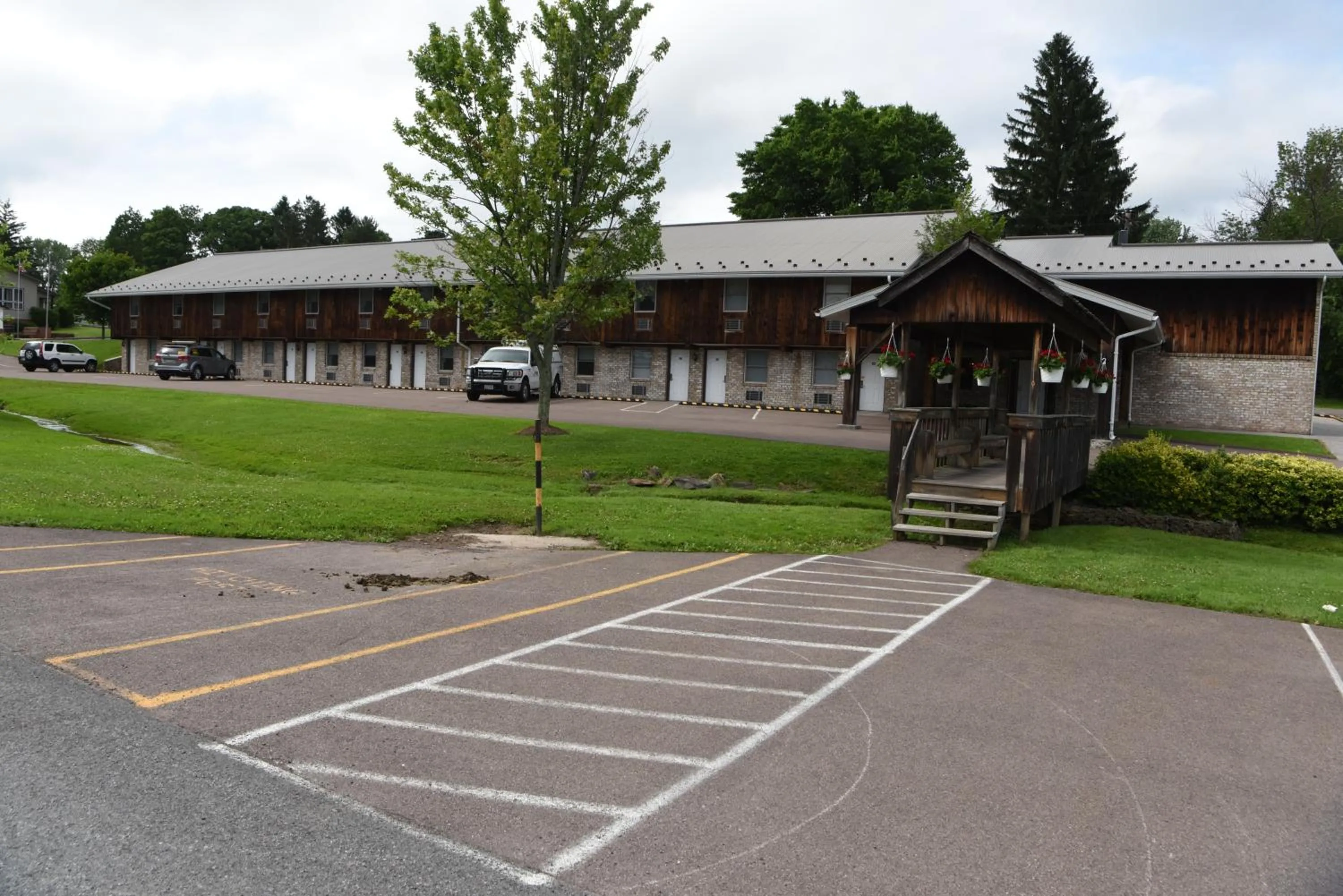 Facade/entrance in Casselman Inn