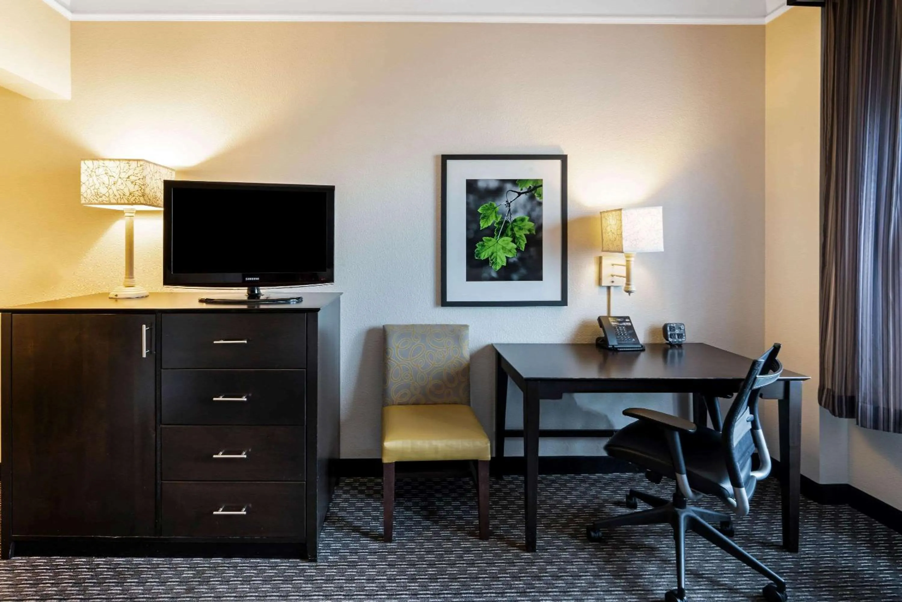 Photo of the whole room in La Quinta by Wyndham Mesa Superstition Springs