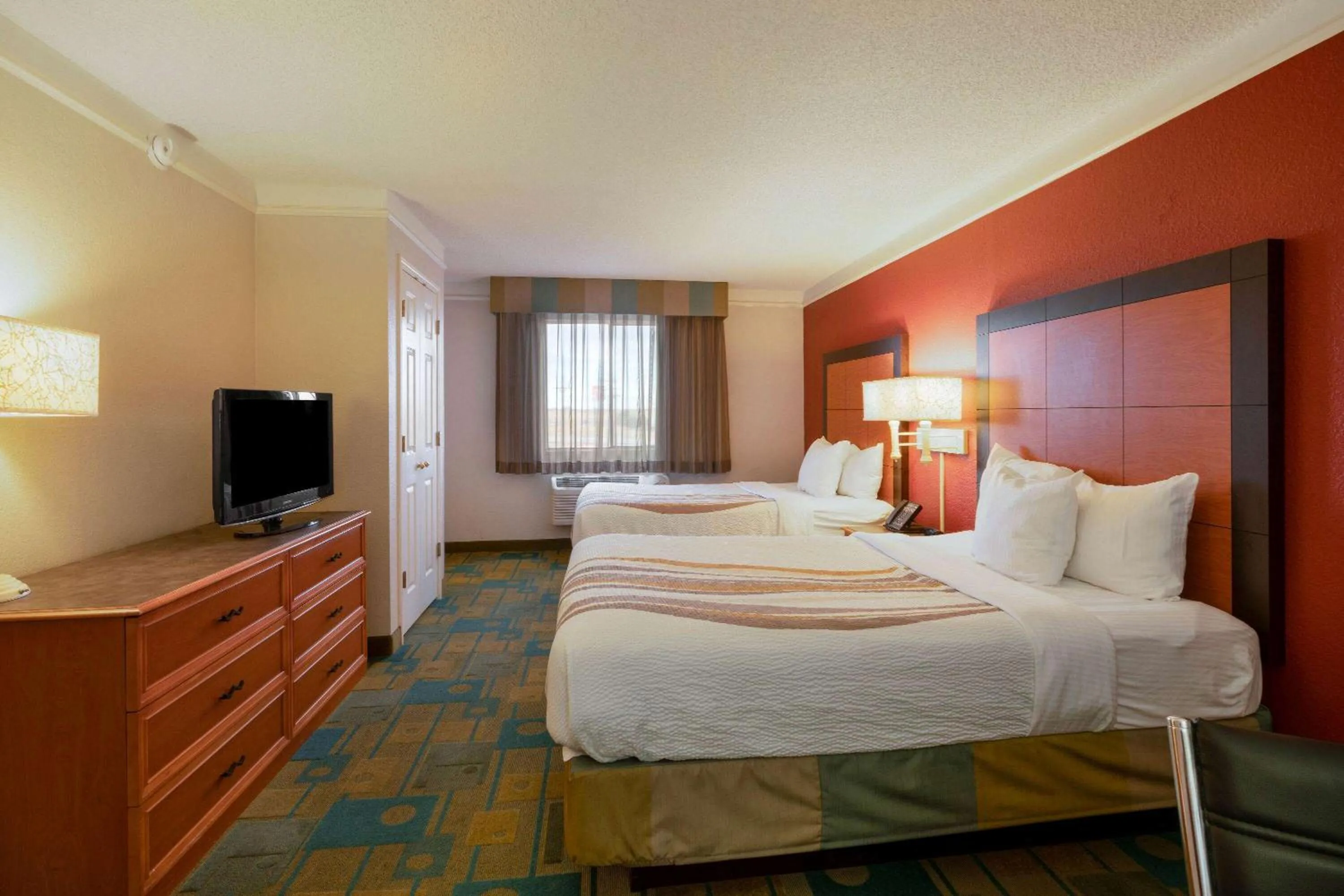 Photo of the whole room, Bed in La Quinta Inn by Wyndham Cheyenne