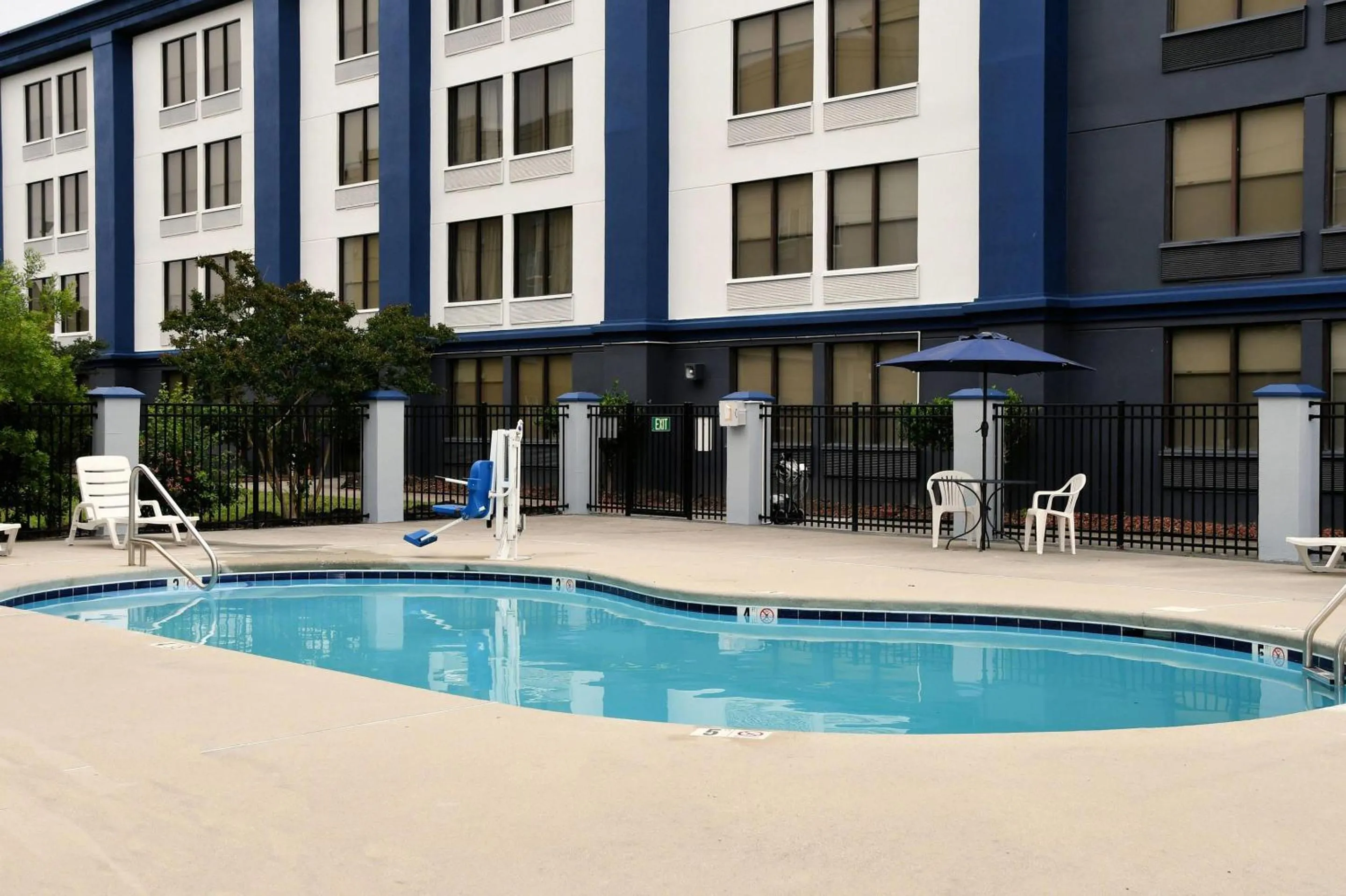 Swimming pool in Clarion Pointe Jacksonville near Camp Lejeune