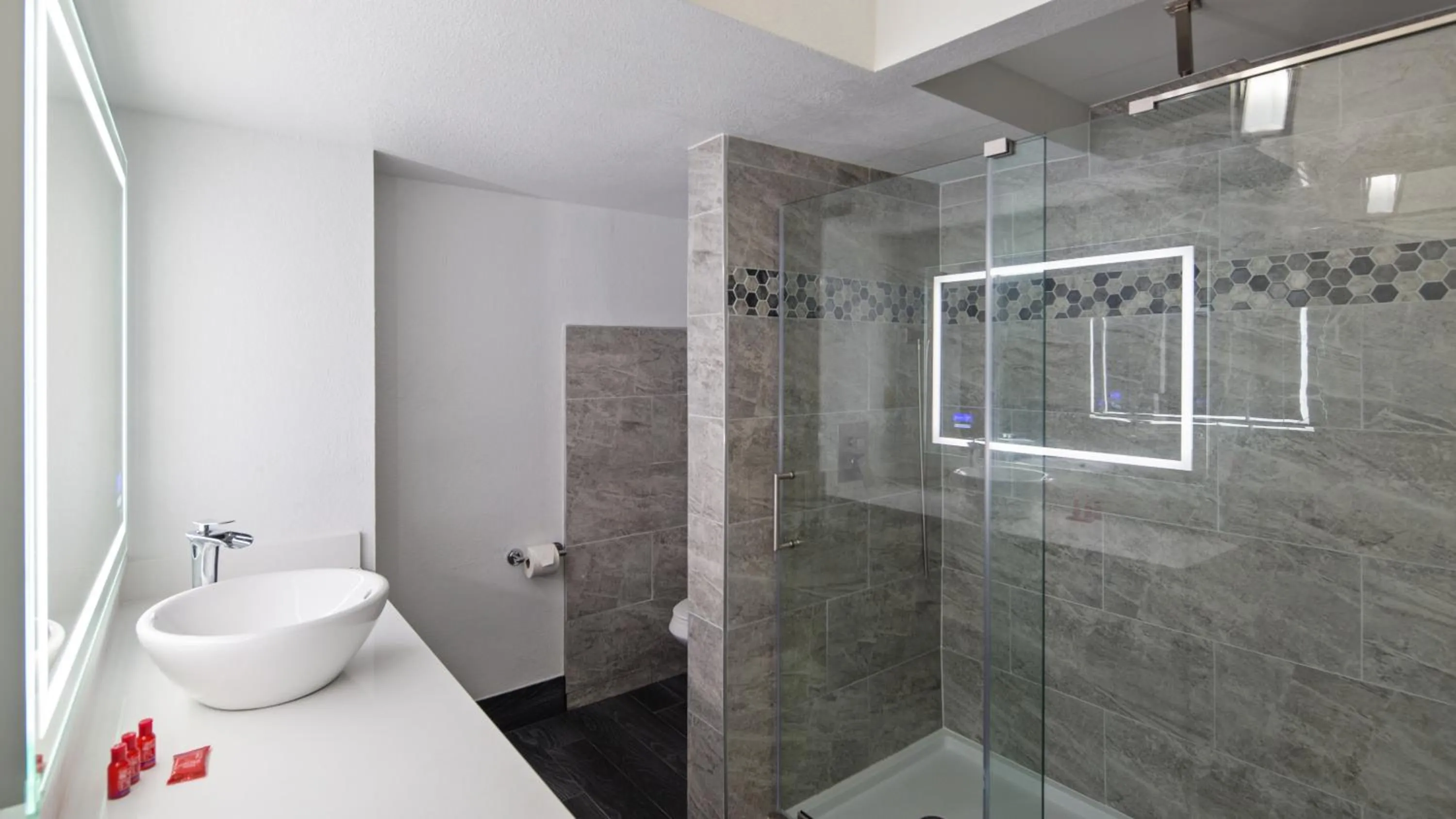 Shower in Clarion Pointe Jacksonville near Camp Lejeune