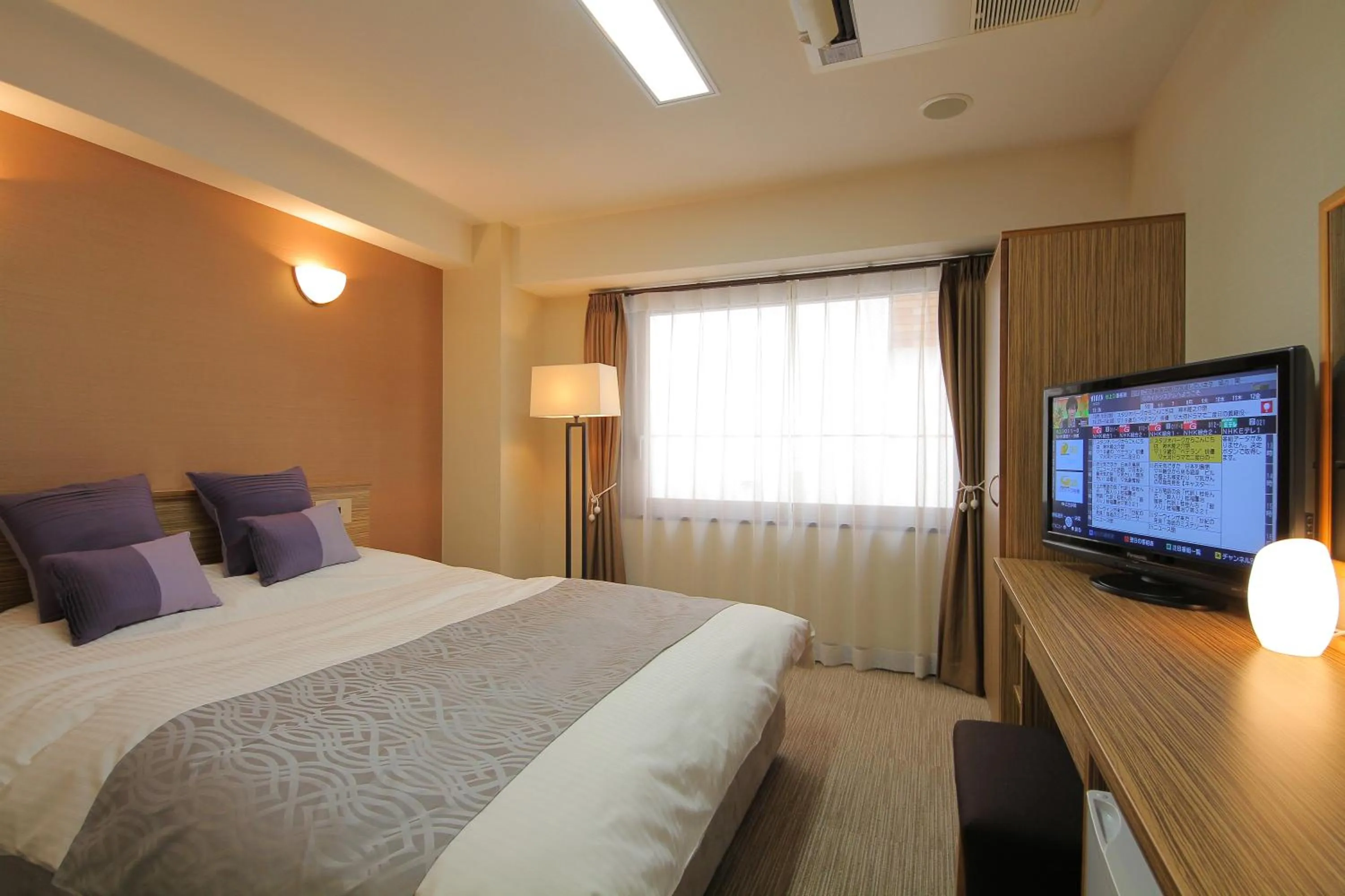 Bed, TV/Entertainment Center in Kyoto Hana Hotel