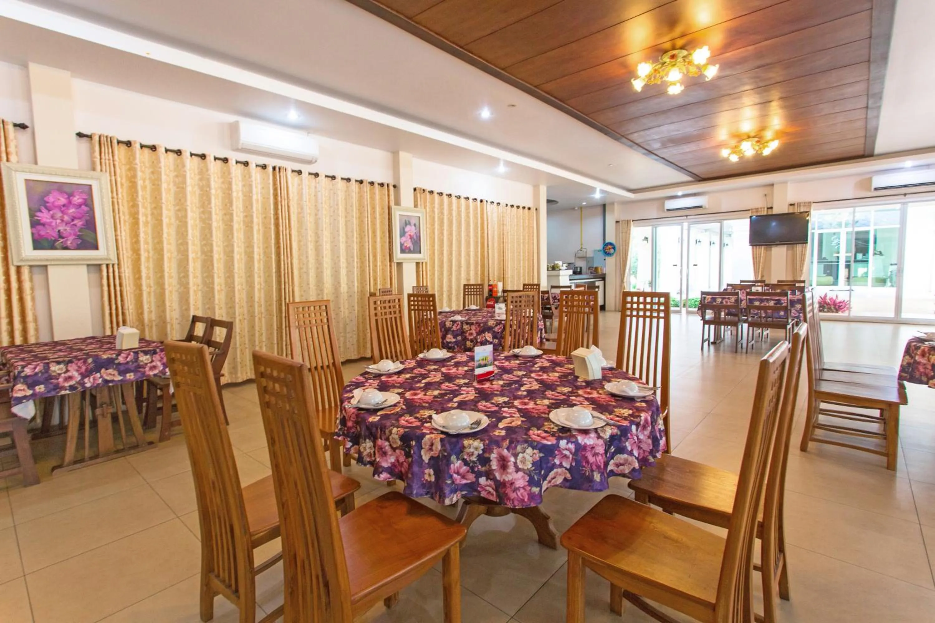 Restaurant/places to eat in Nantrungjai Boutique Hotel