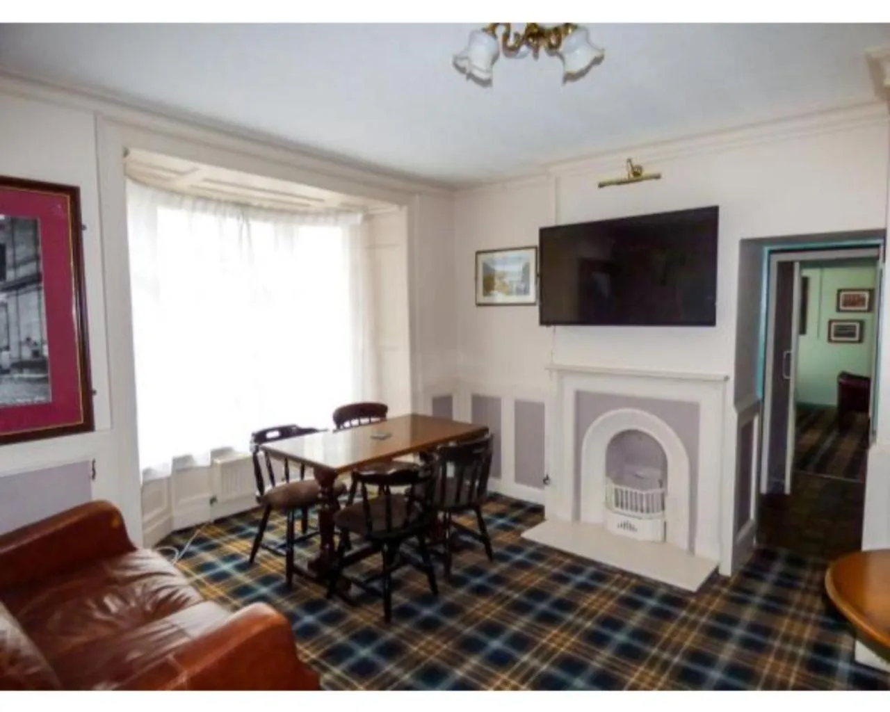 Living room in Crown Hotel