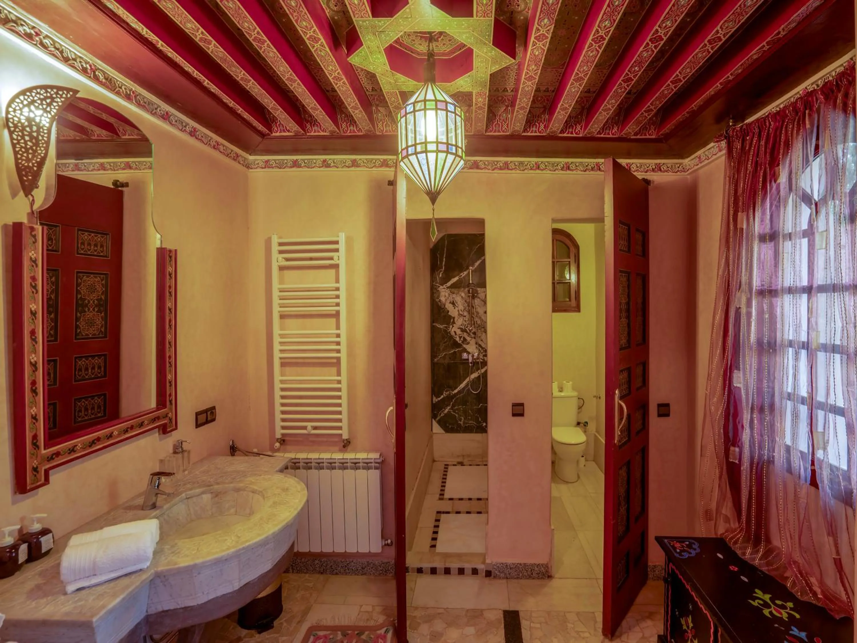 Shower in Clé De Sol Riad & SPA