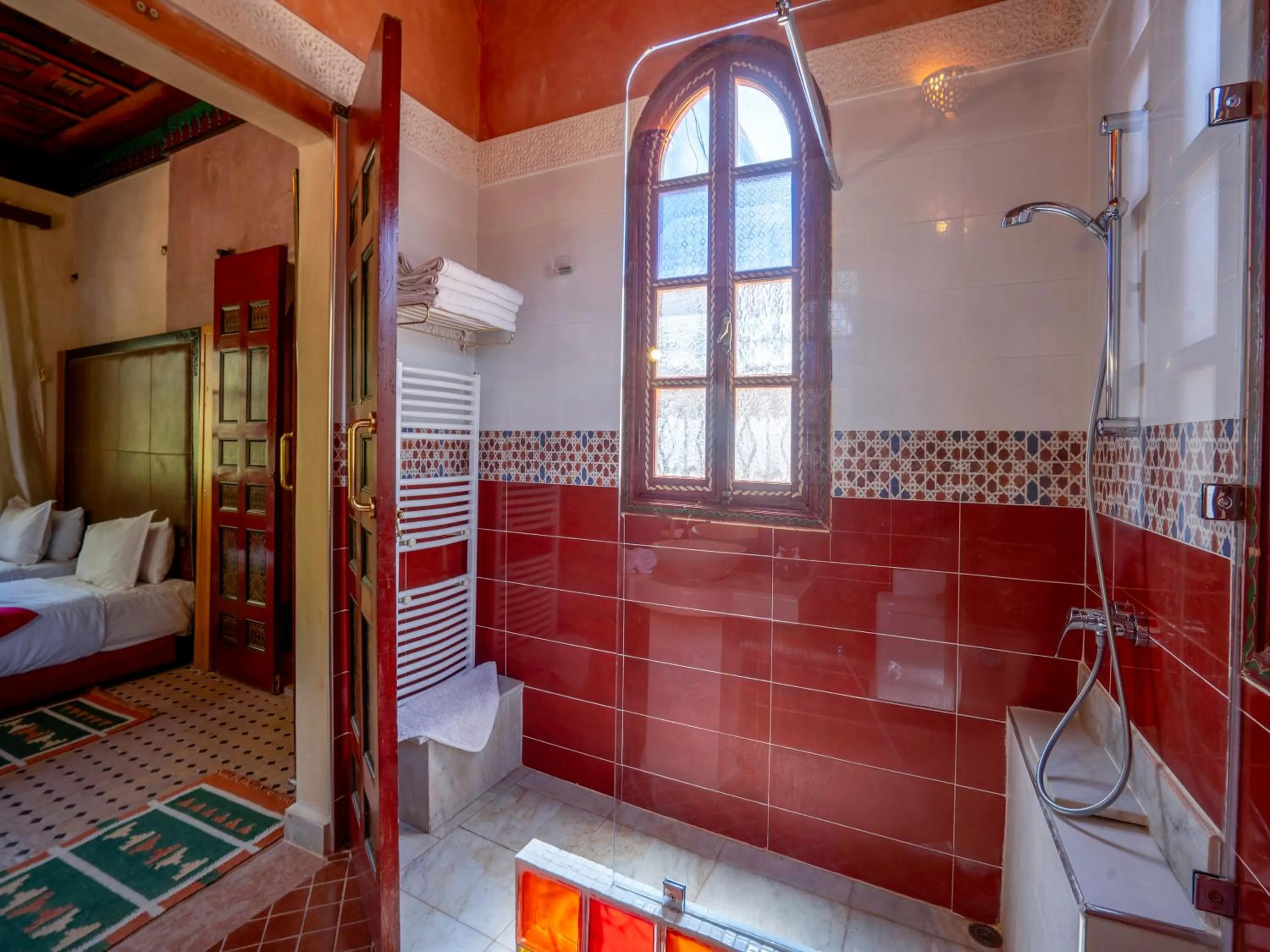 Bathroom, Bed in Clé De Sol Riad & SPA