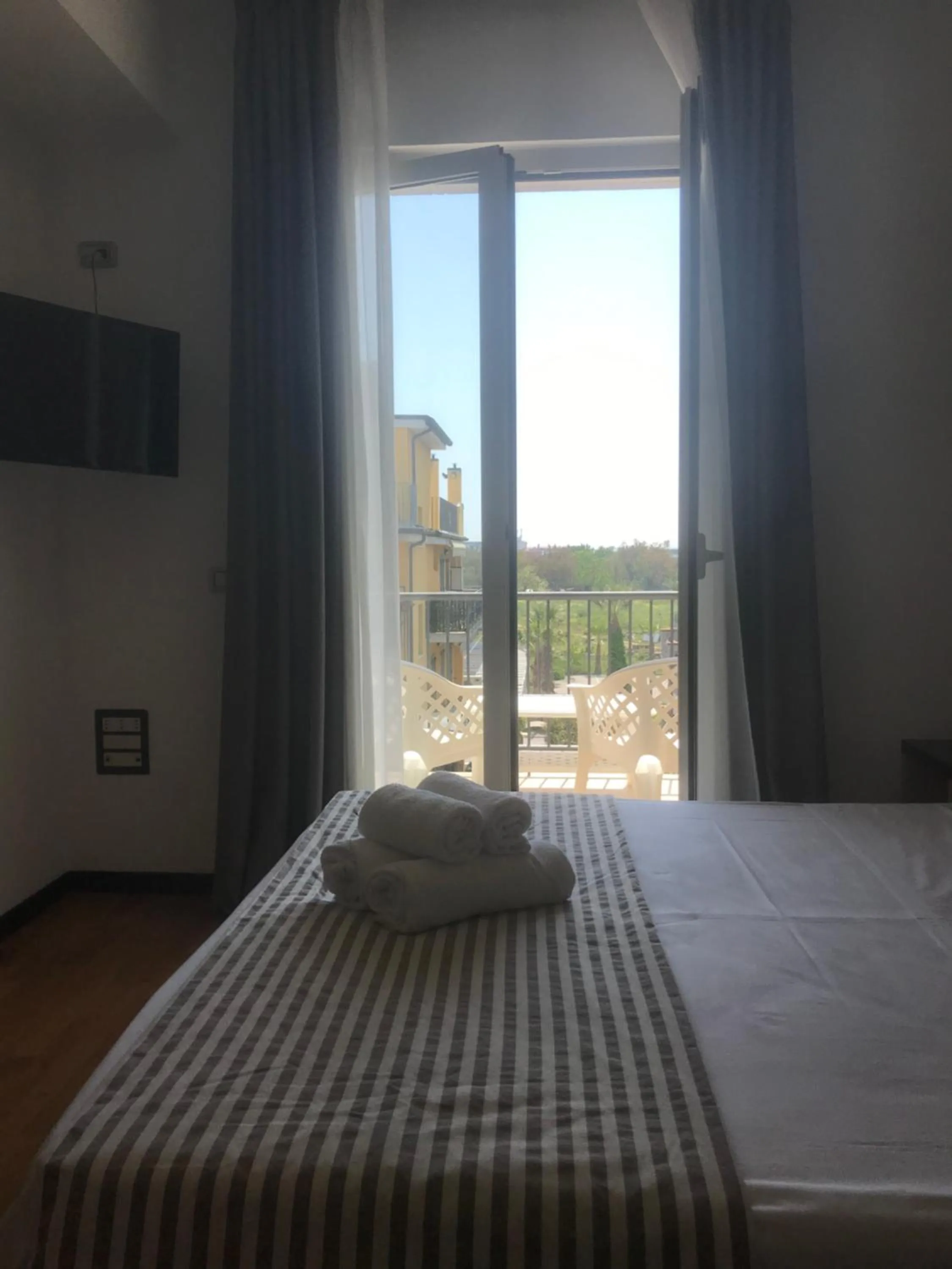 Summer, Bed in Hotel Royal