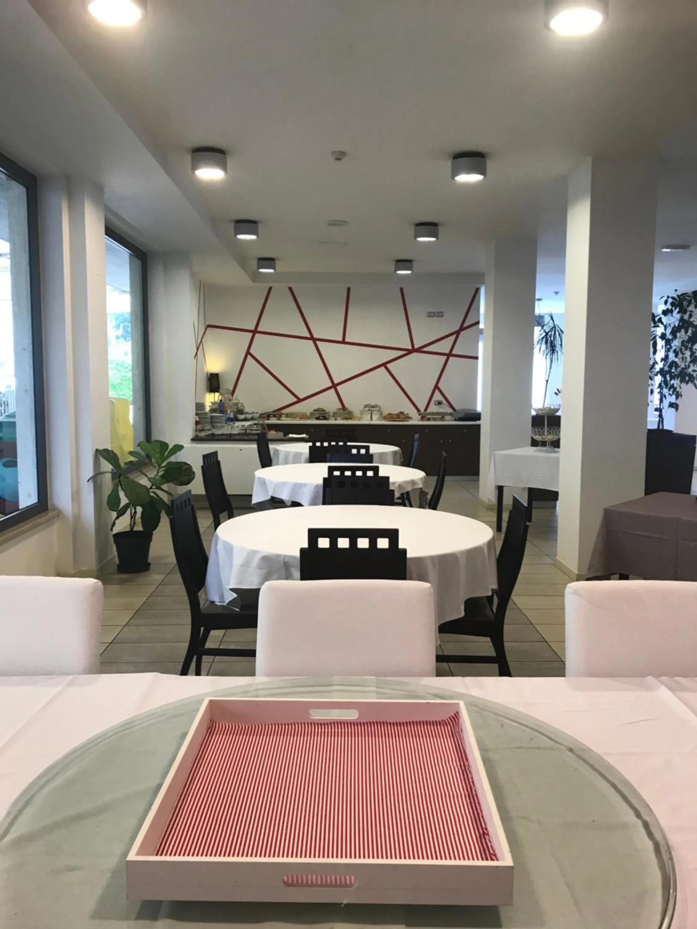 Restaurant/places to eat in Hotel Royal