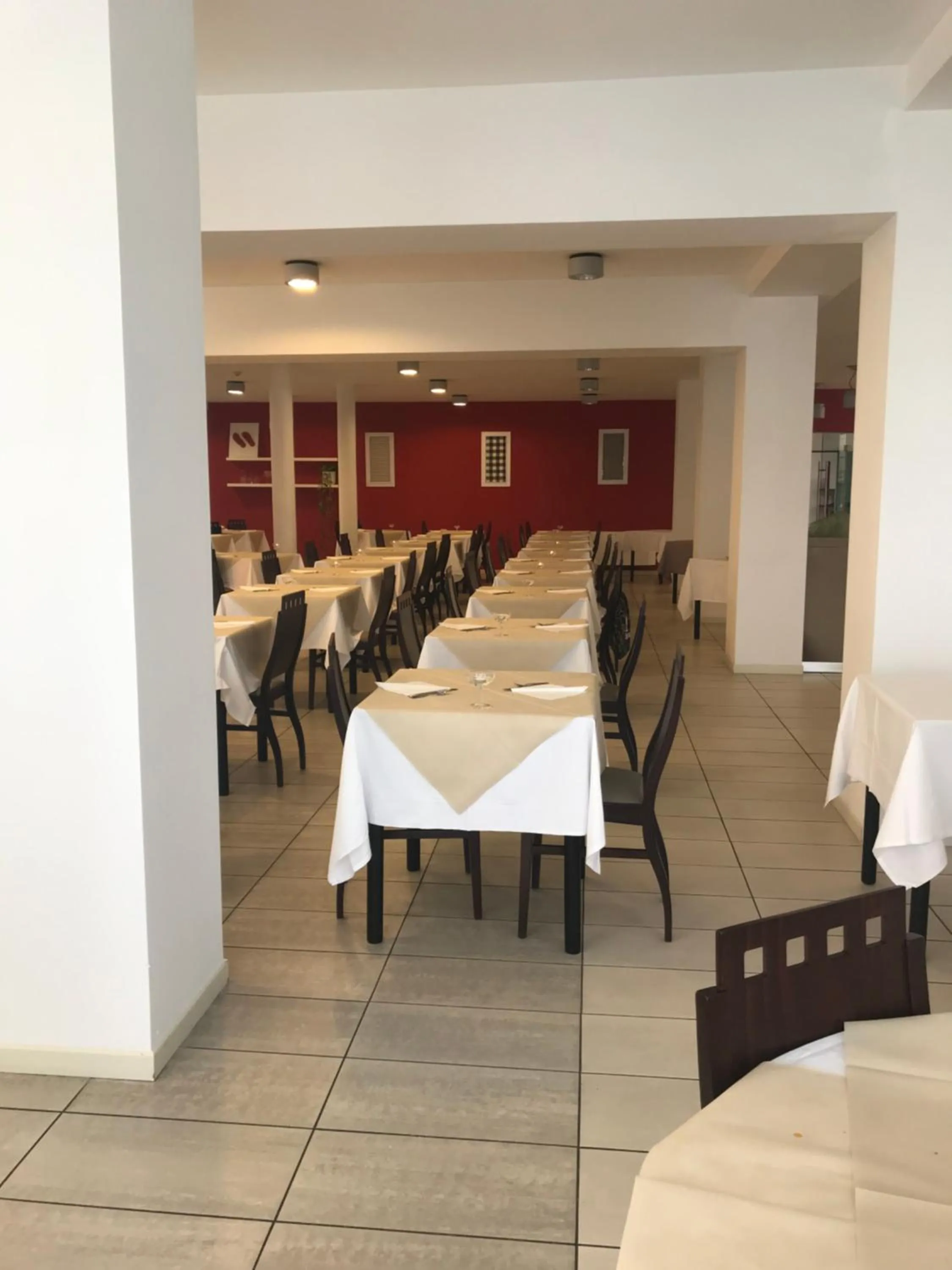 Restaurant/places to eat in Hotel Royal