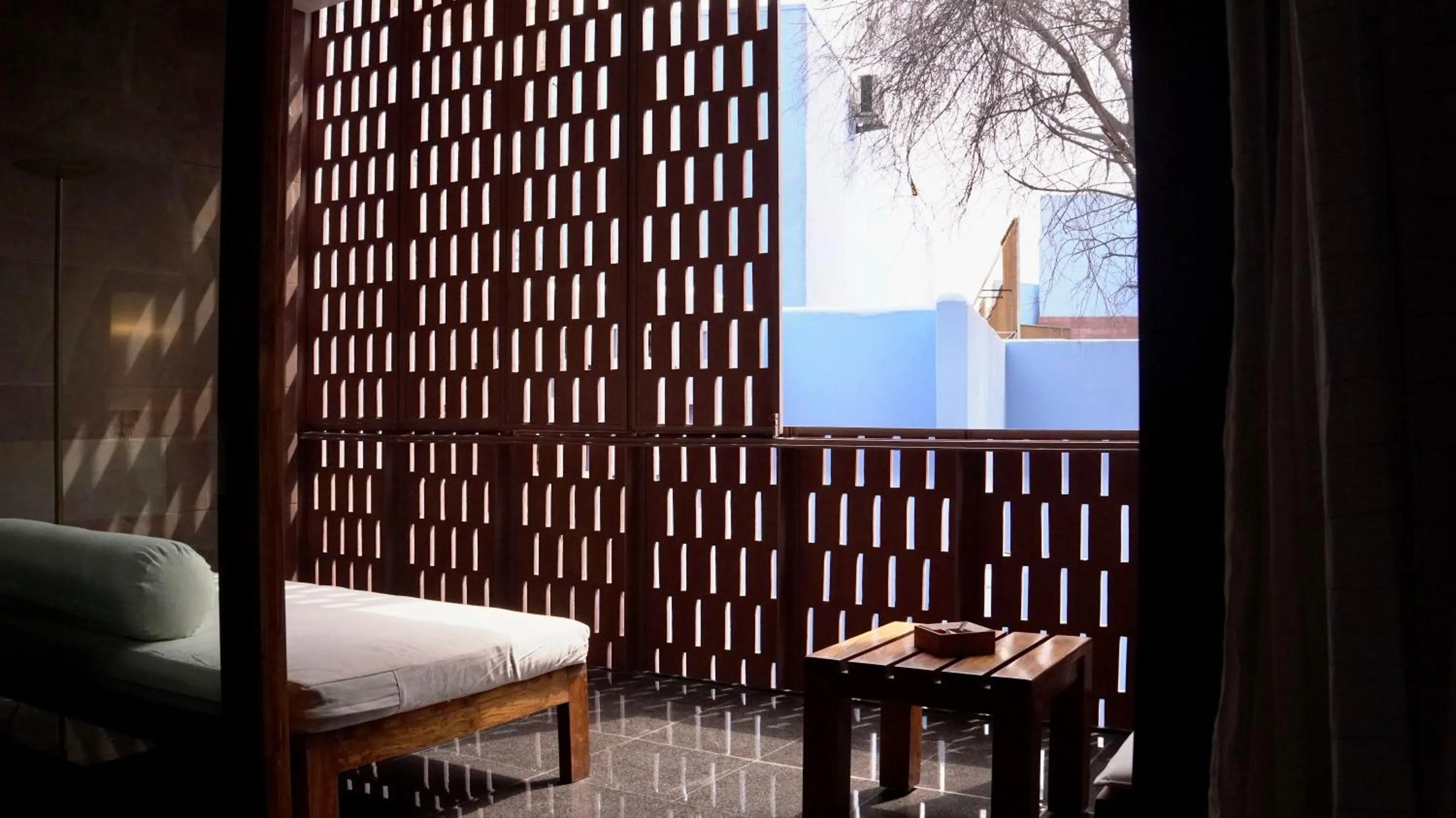 Seating area, Bed in RAAS Jodhpur