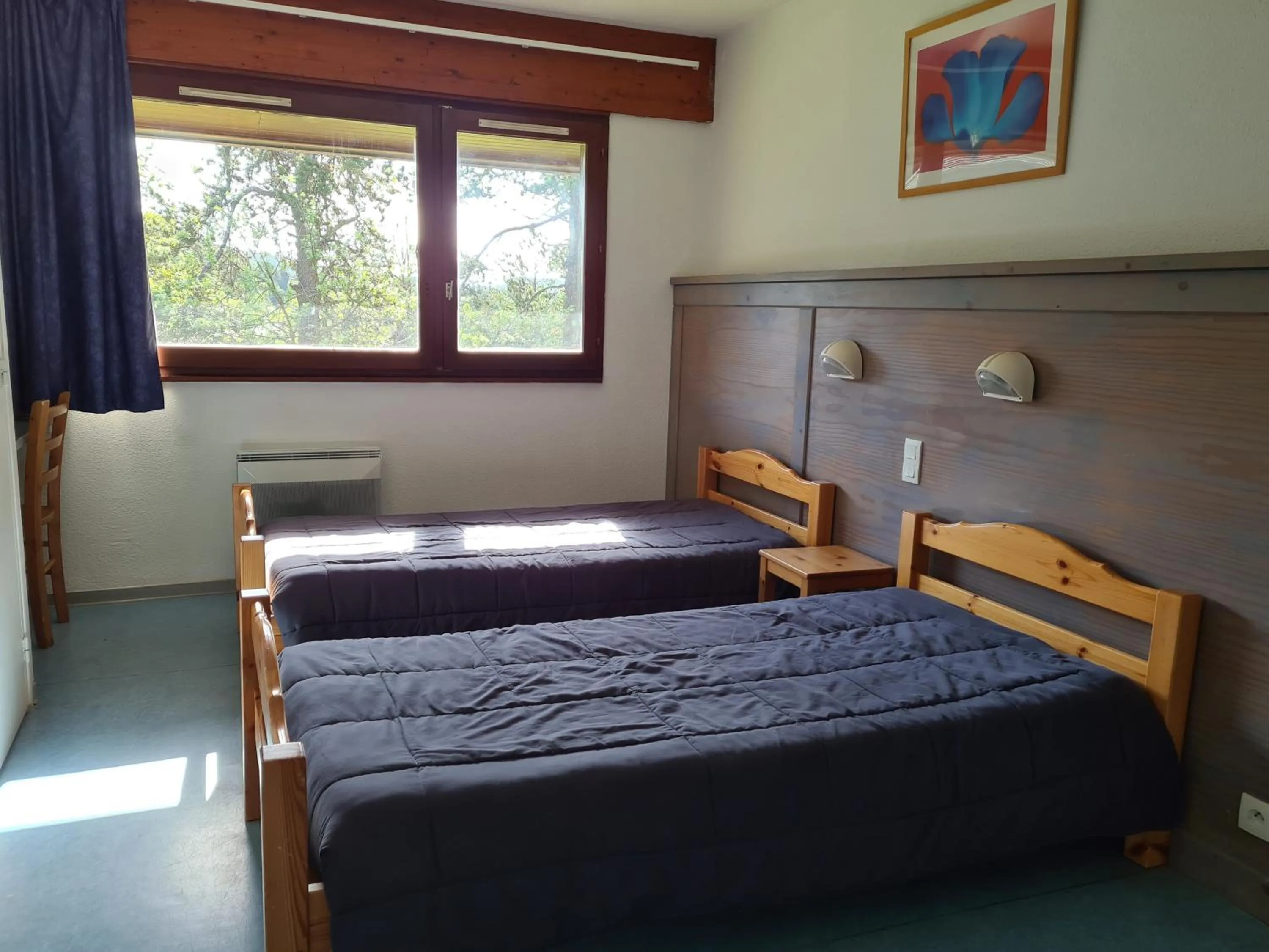 Photo of the whole room, Bed in Le Chalet du Ticou