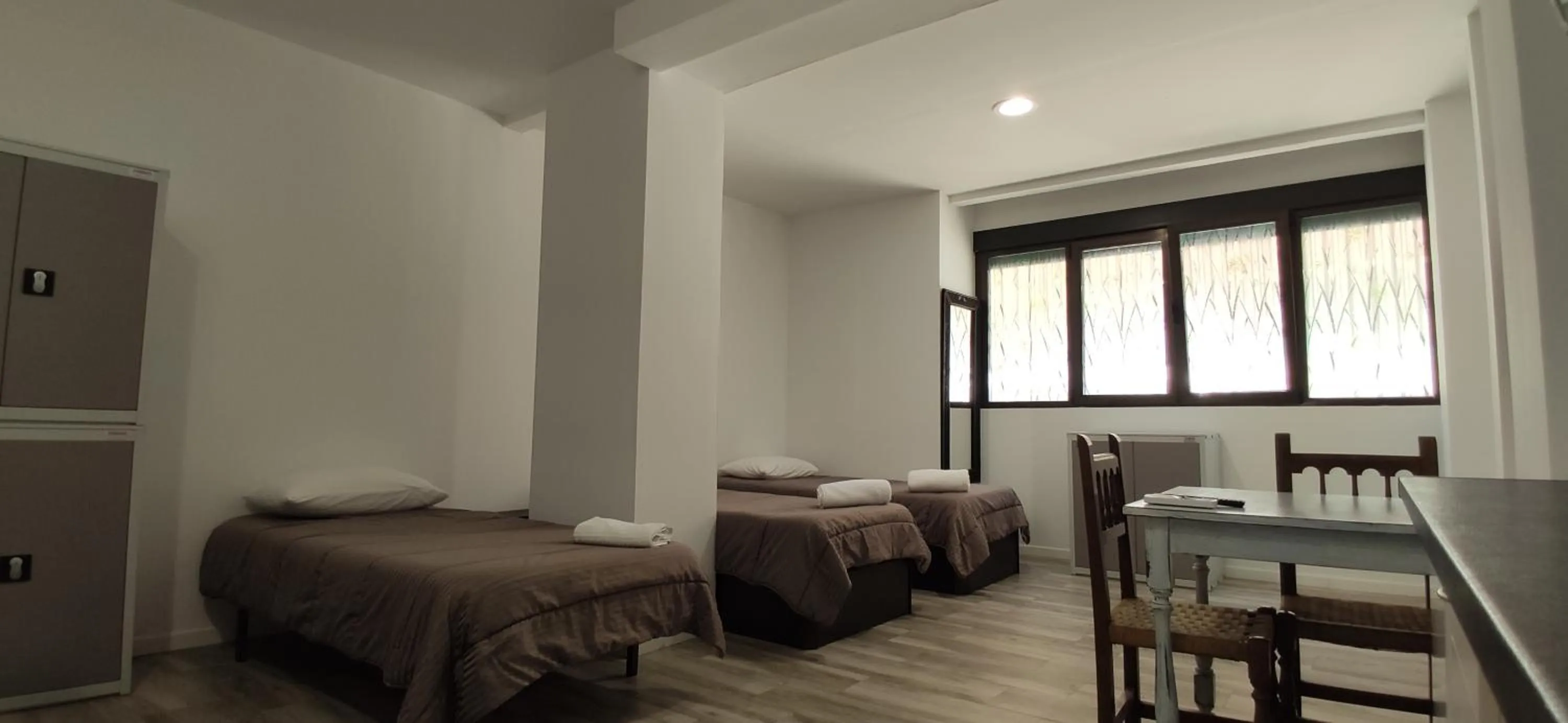 Triple Room with Private Bathroom in Palafox 23