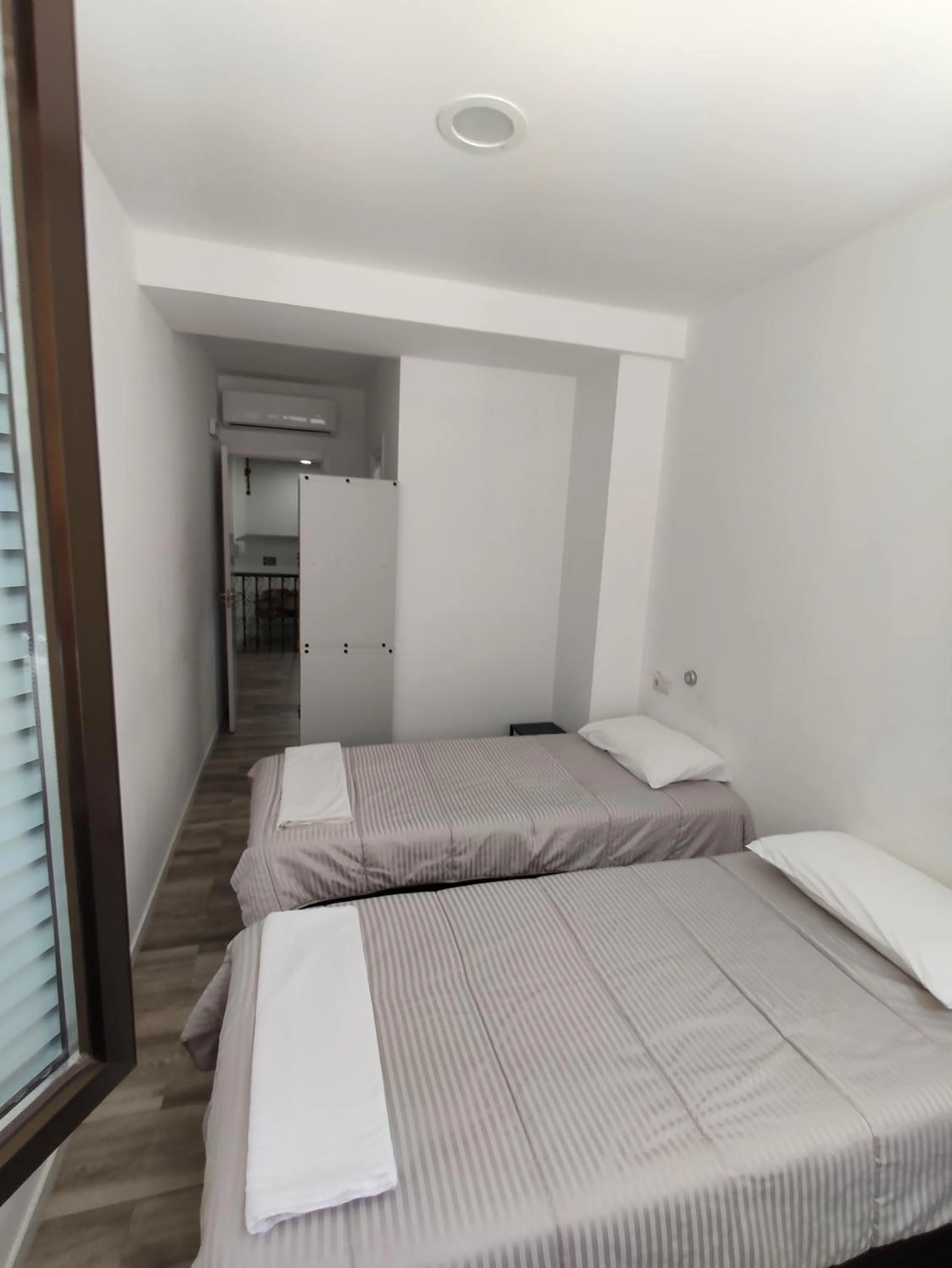 Twin Room with Private Bathroom in Palafox 23