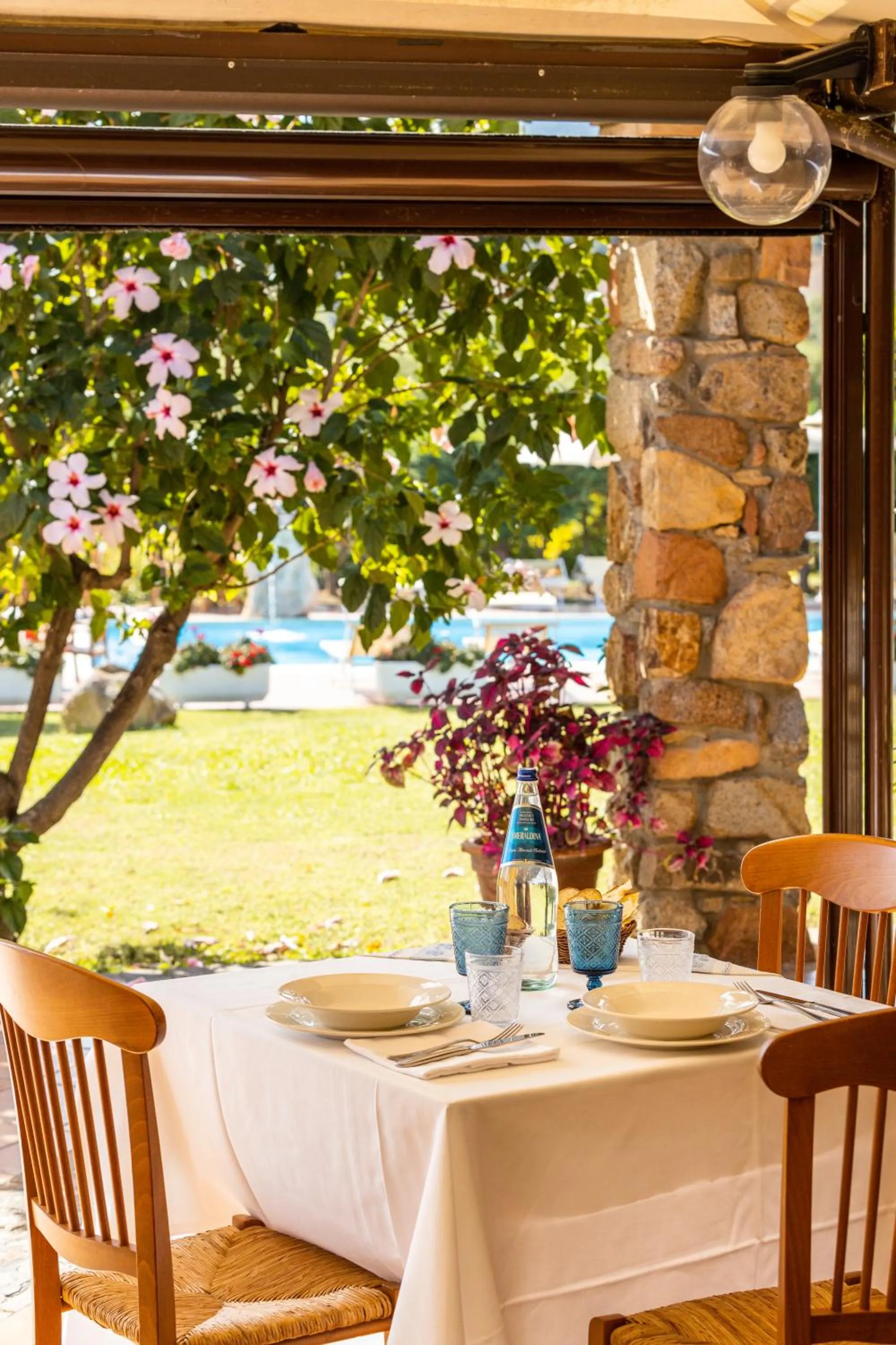 Restaurant/places to eat in Hotel Janas