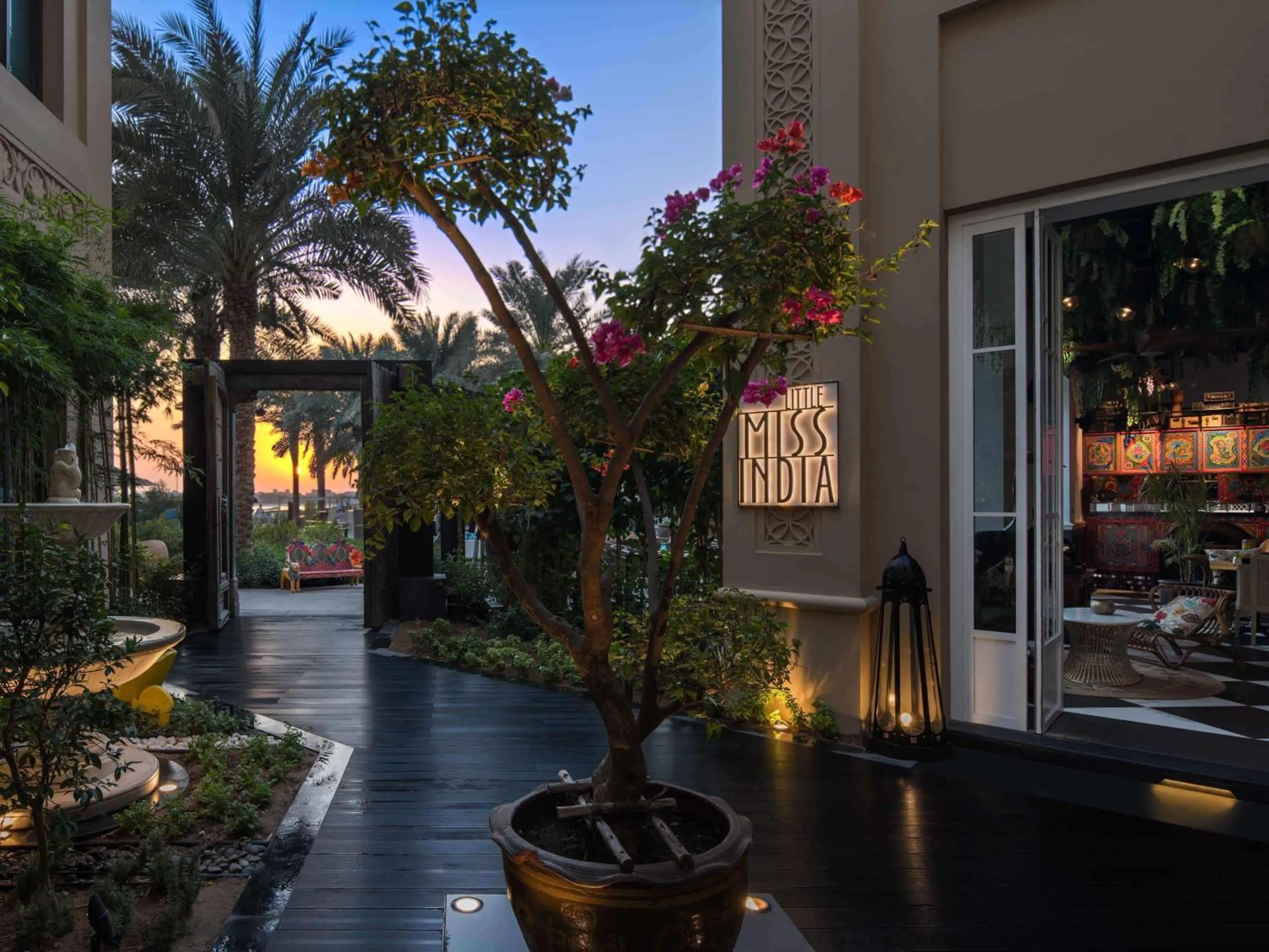 Restaurant/places to eat in Fairmont The Palm